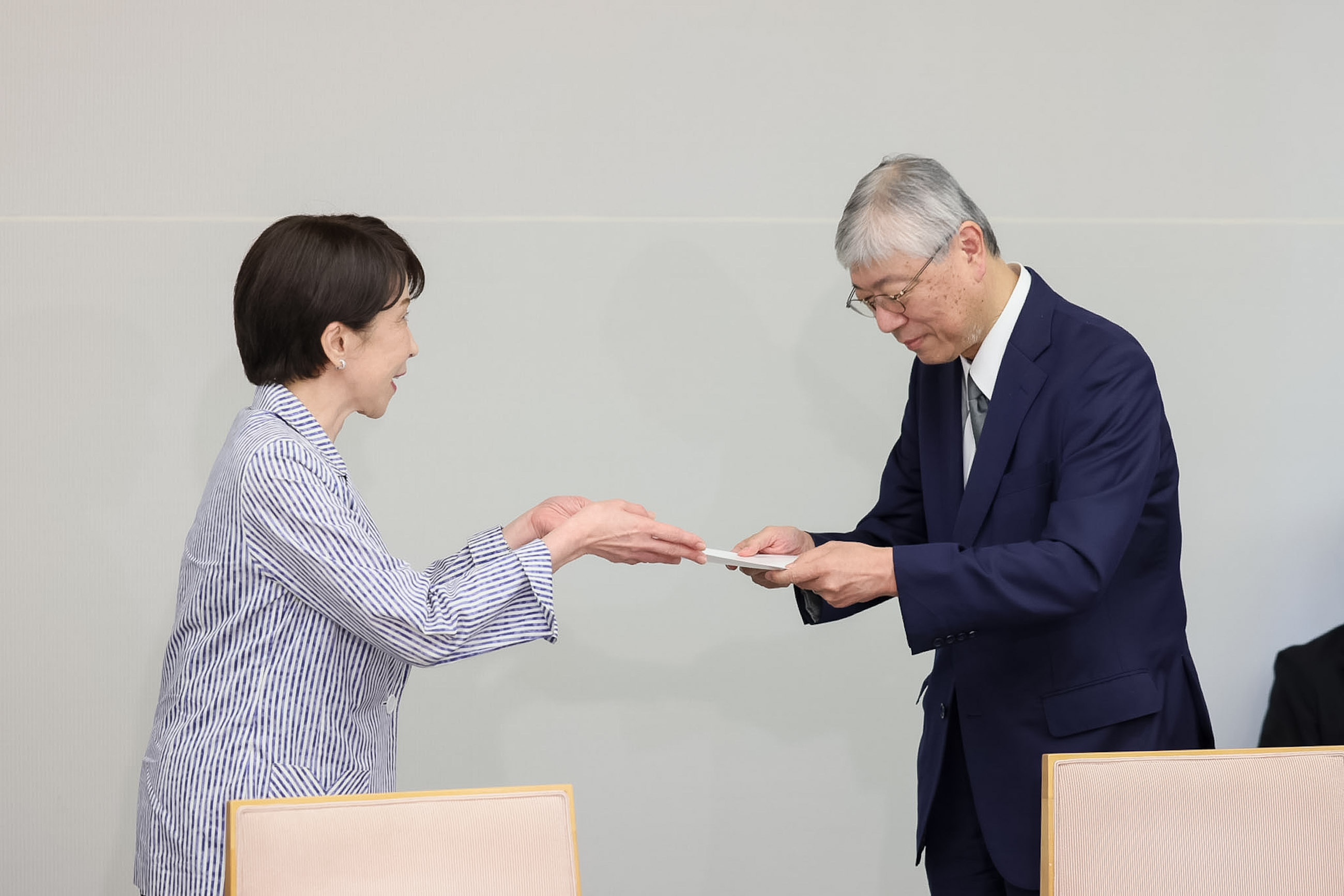 高市首相接受建议书2