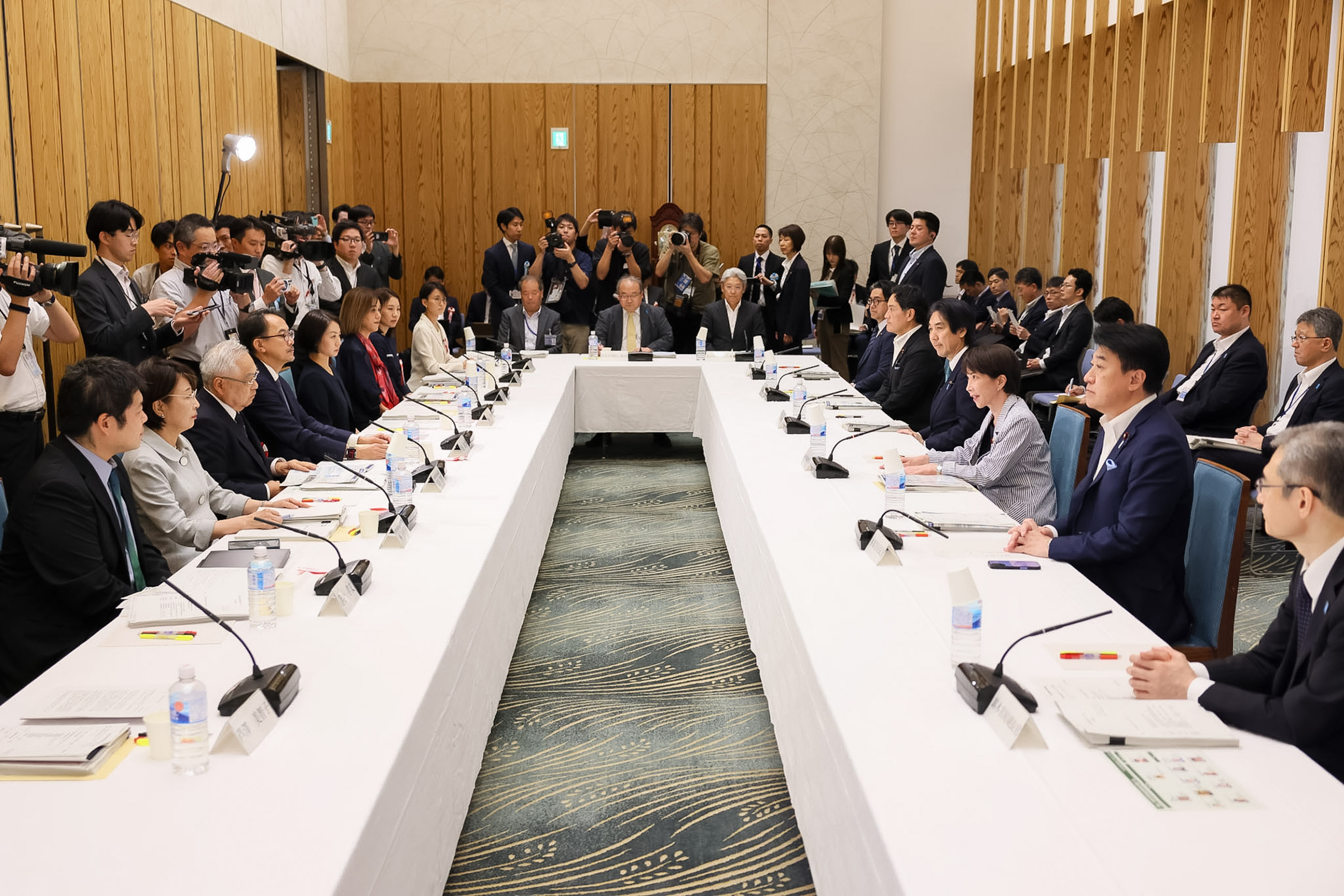 高市首相总结会议2