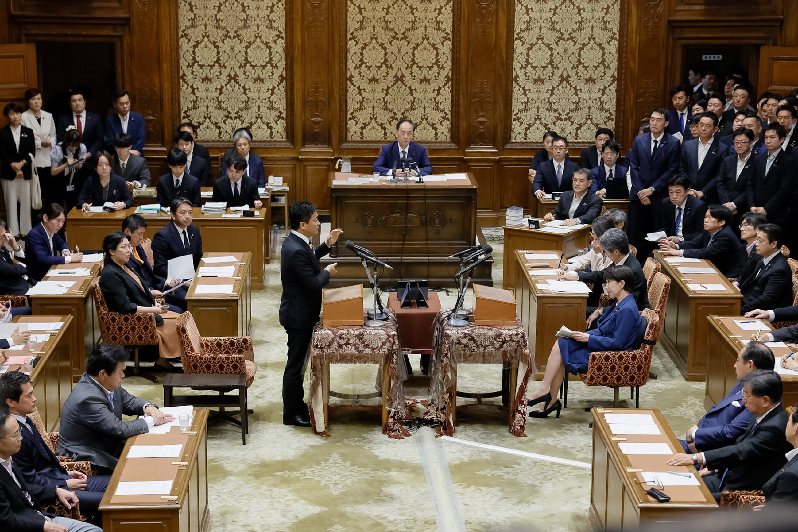 高市首相听取发言