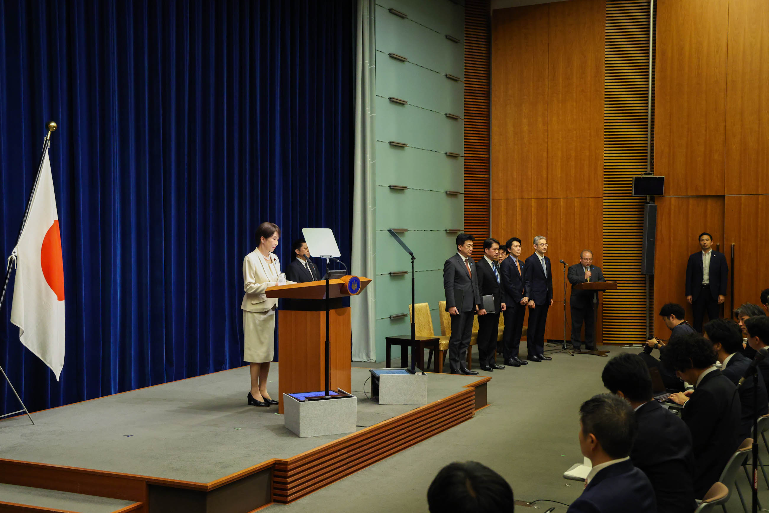高市首相举行记者招待会2