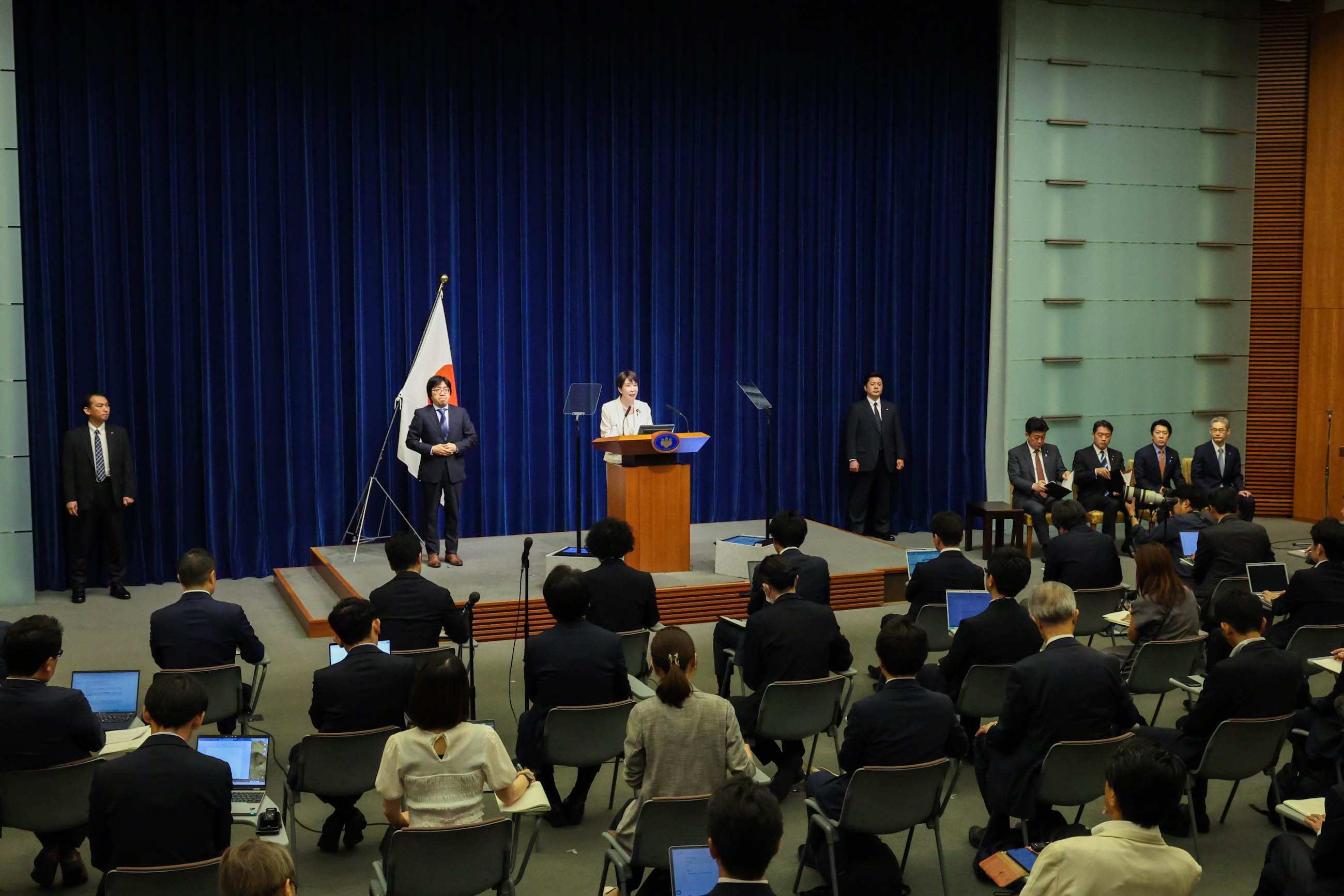 高市首相举行记者招待会11
