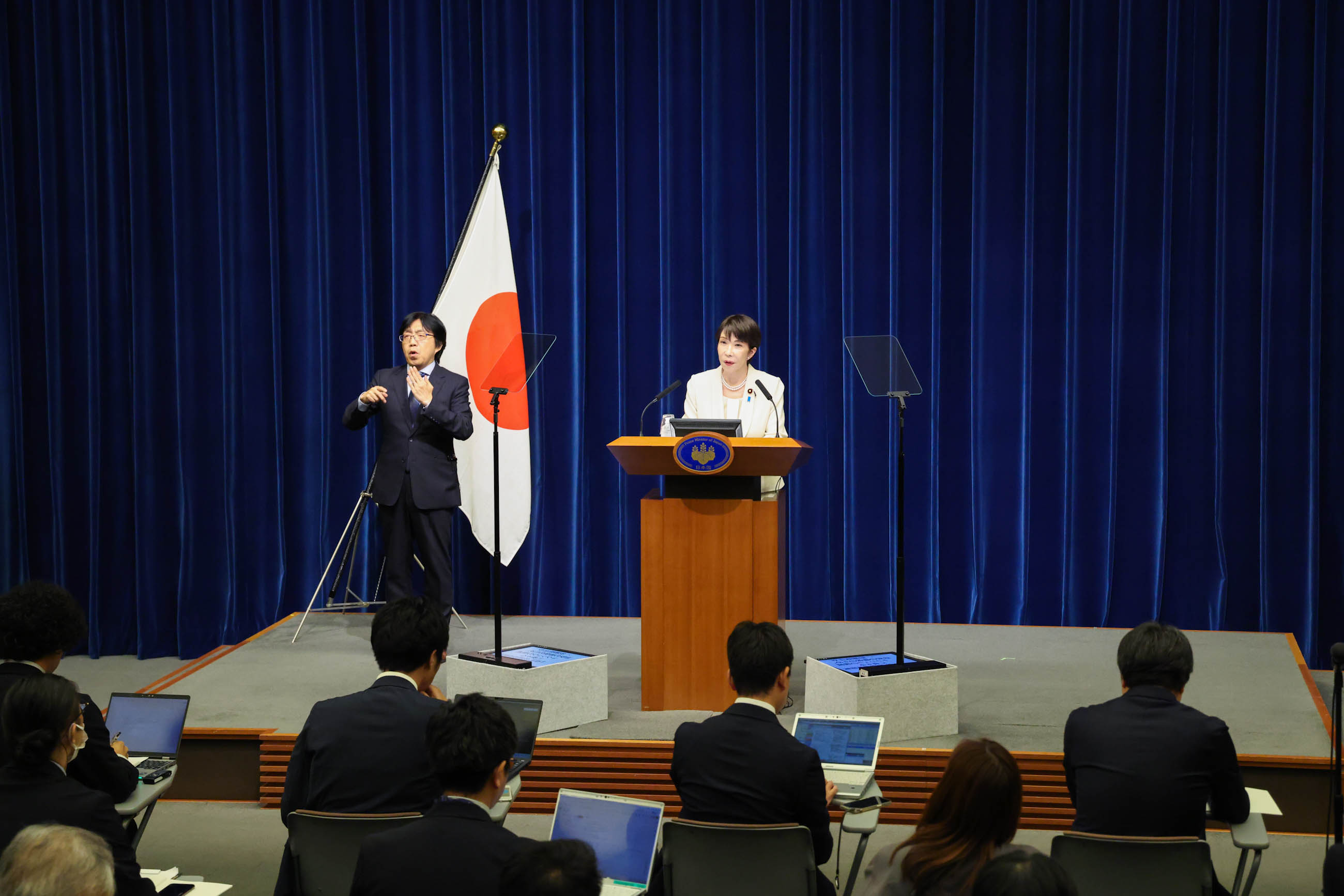 高市首相举行记者招待会12