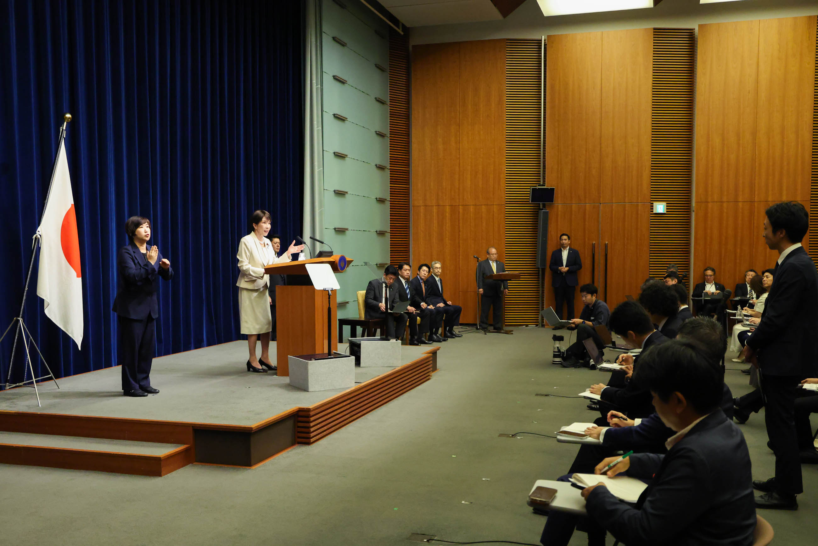 高市首相举行记者招待会14