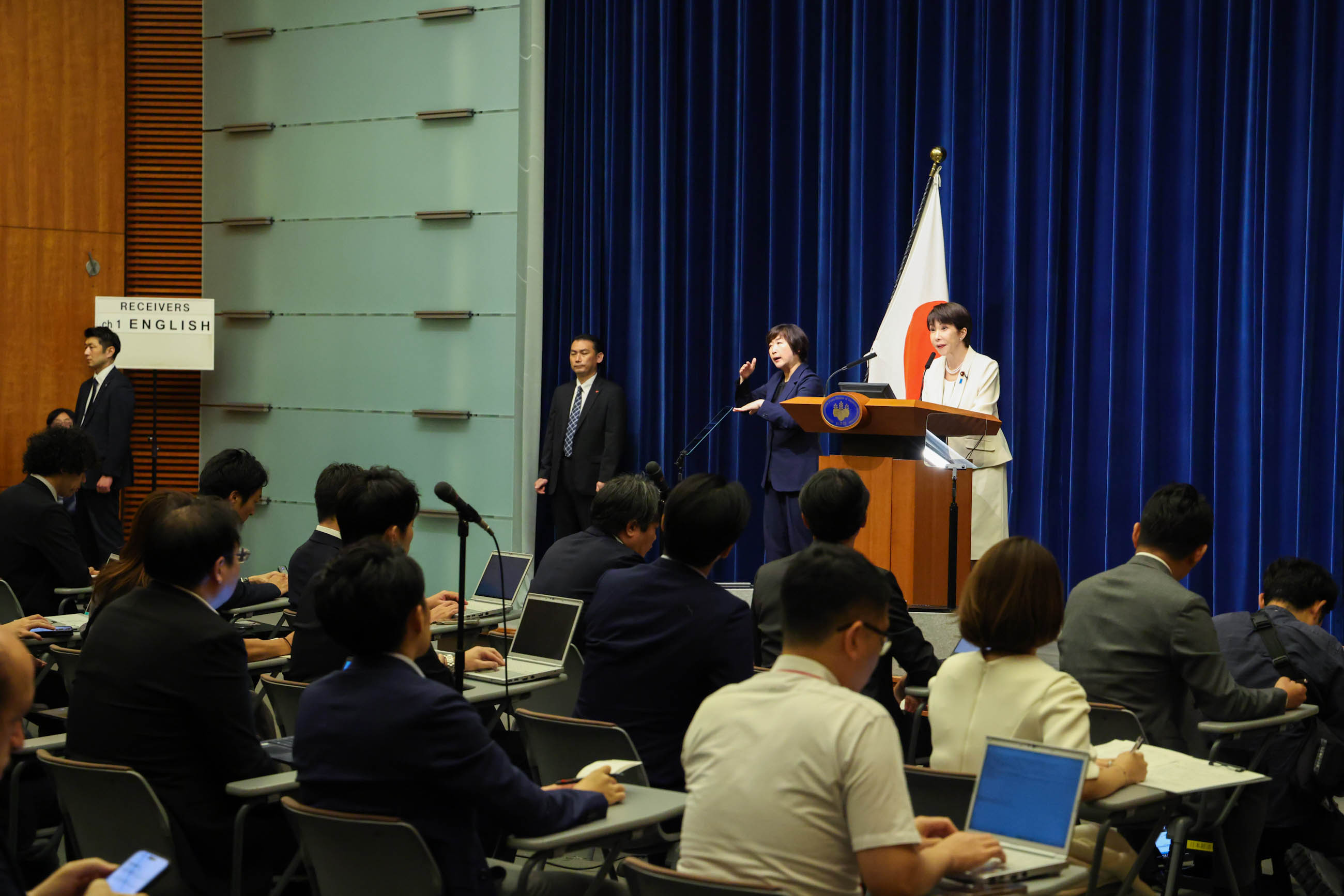 高市首相举行记者招待会19