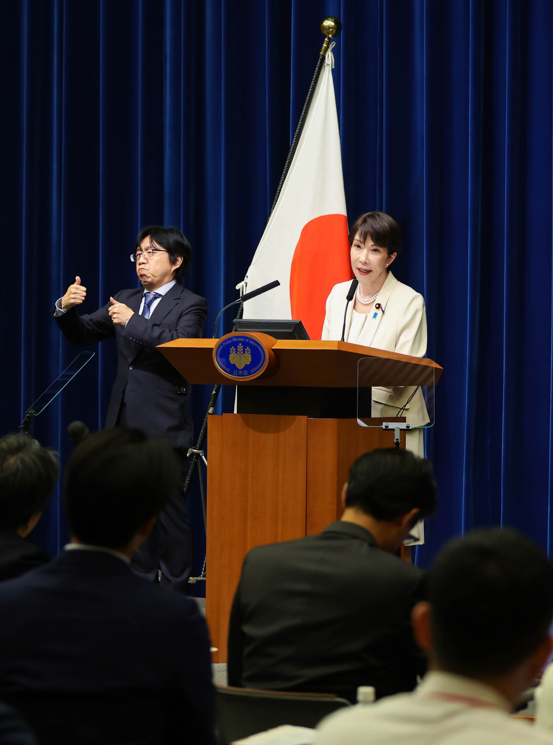 高市首相举行记者招待会22