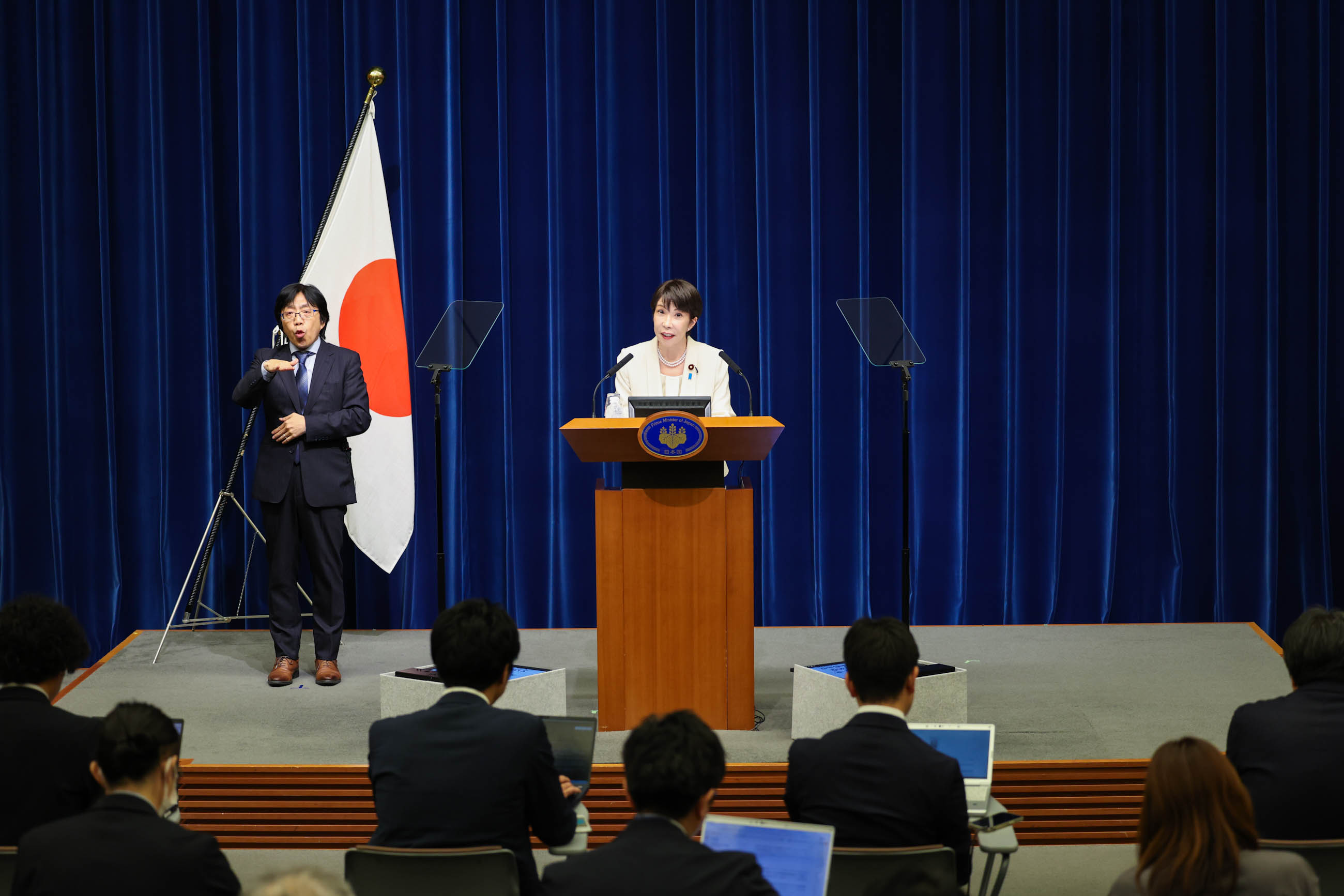 高市首相举行记者招待会7