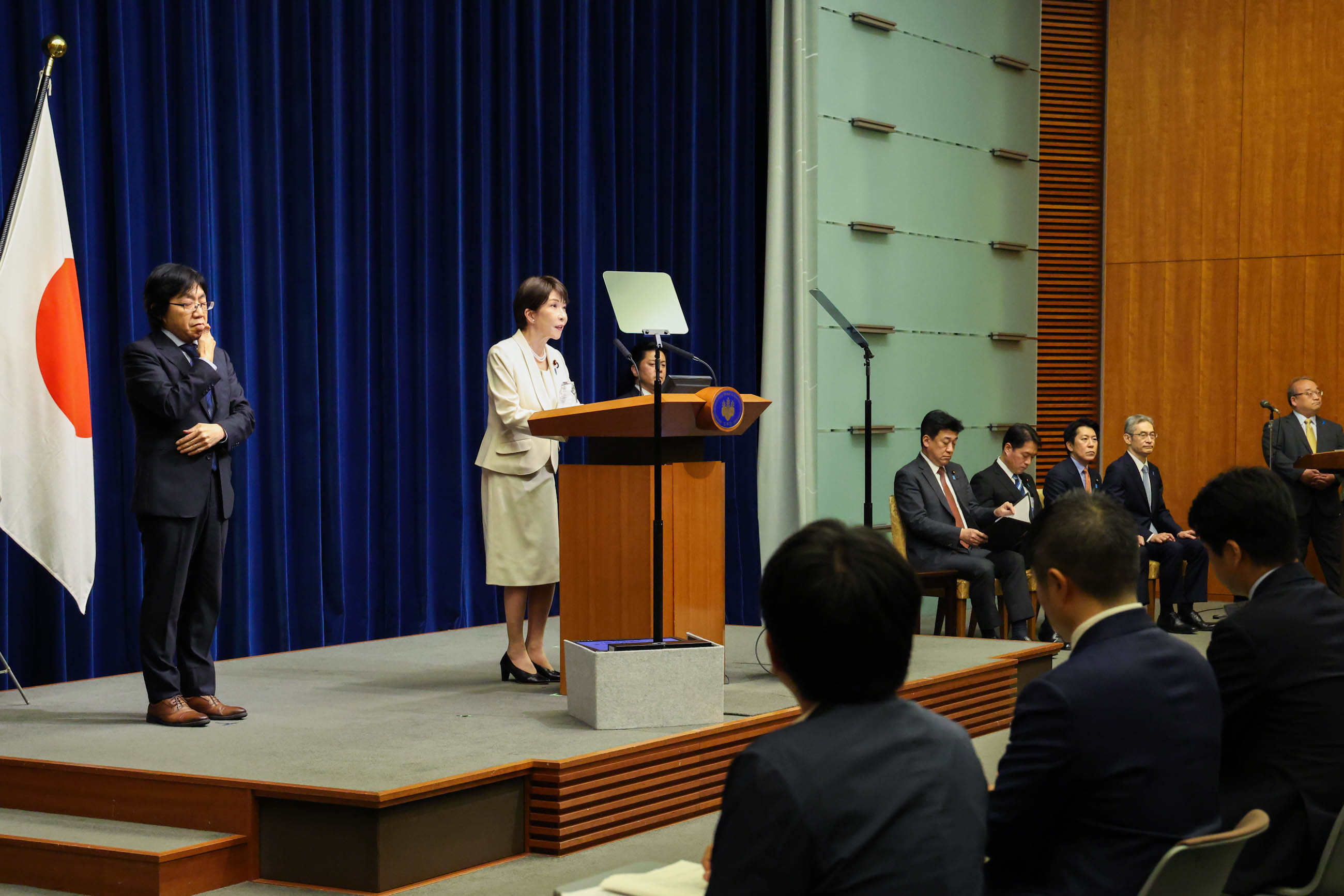 高市首相举行记者招待会9
