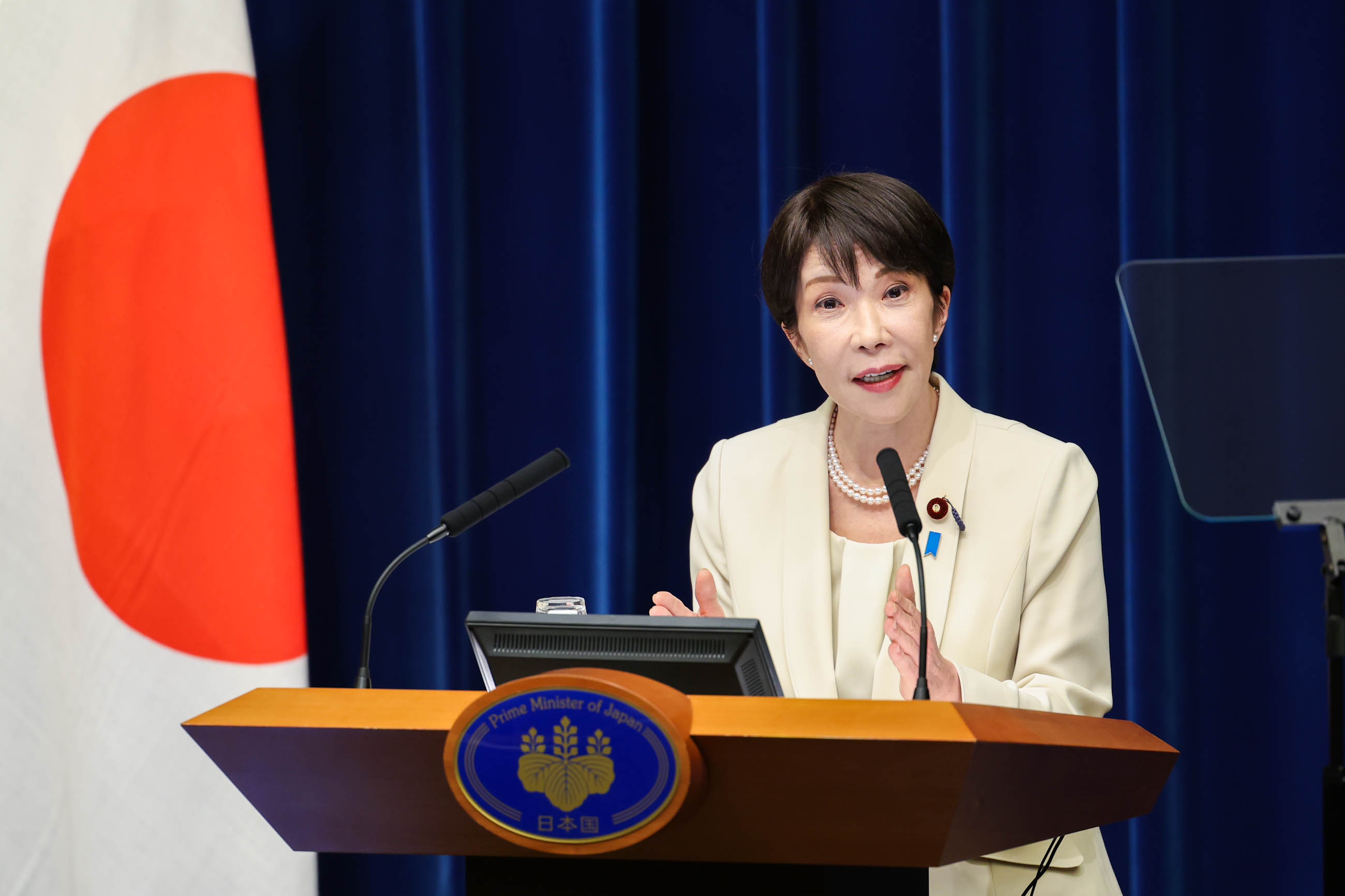 高市首相举行记者招待会10
