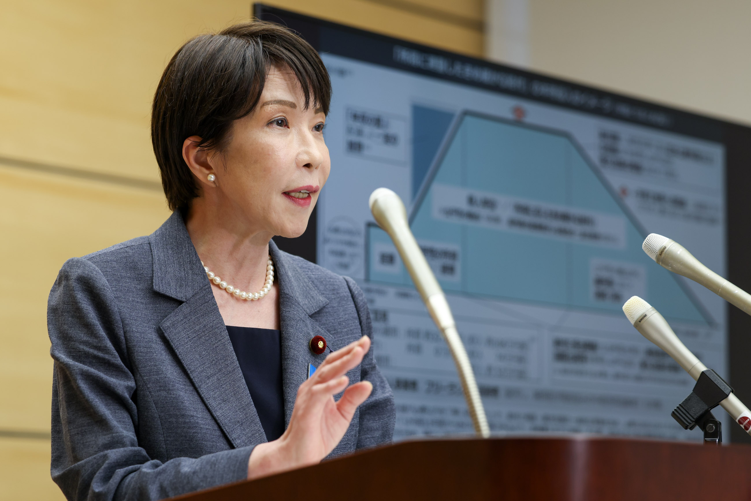 高市首相举行记者招待会5
