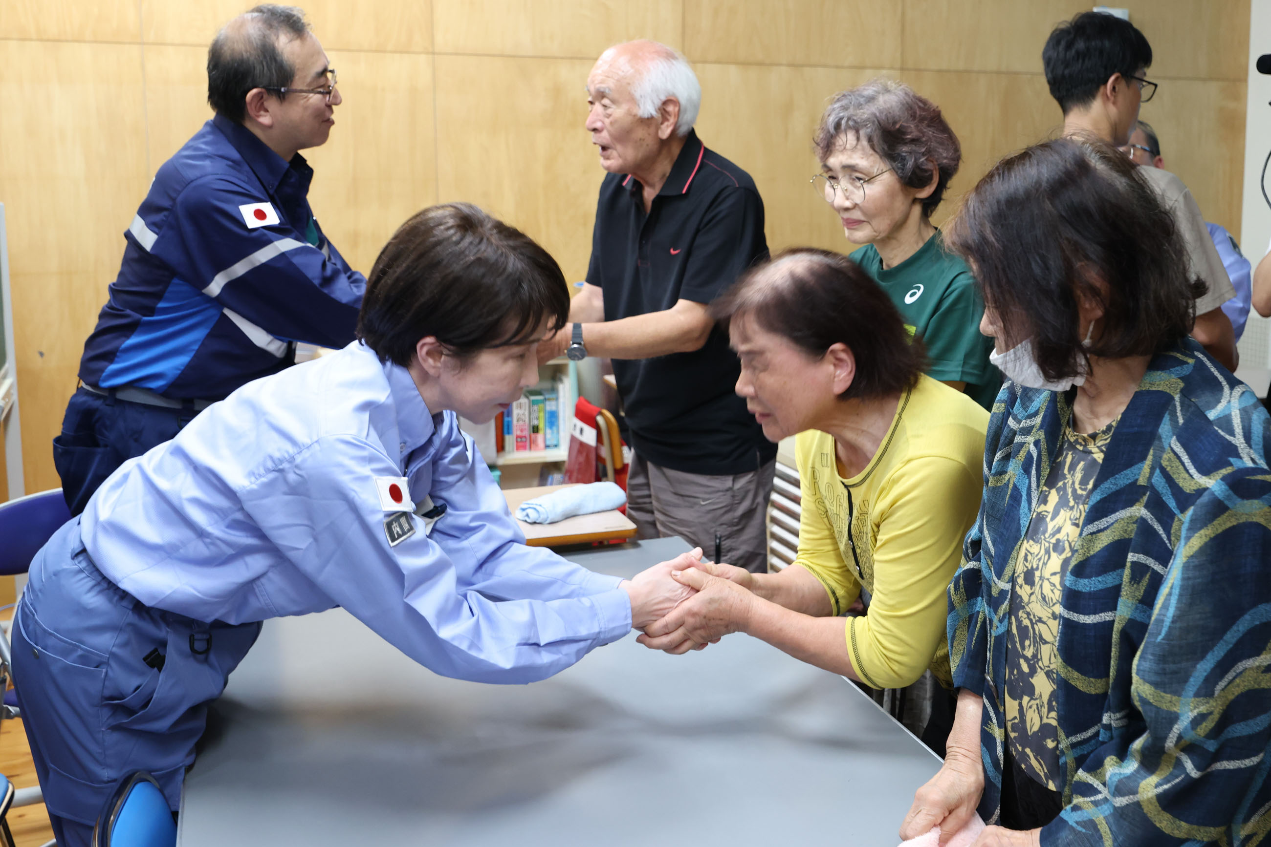 高市首相视察冰川町避难所 1
