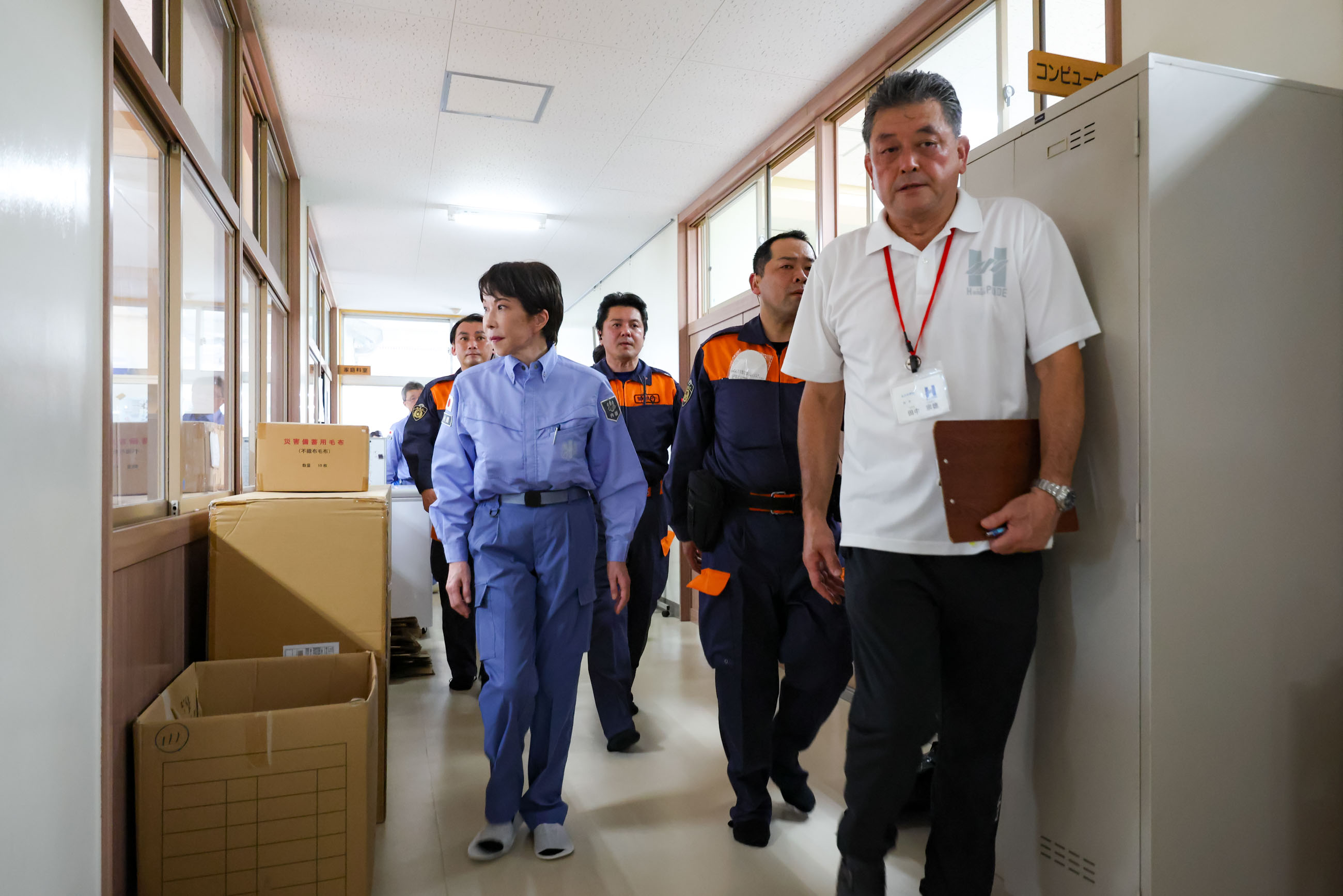 高市首相视察冰川町避难所 6