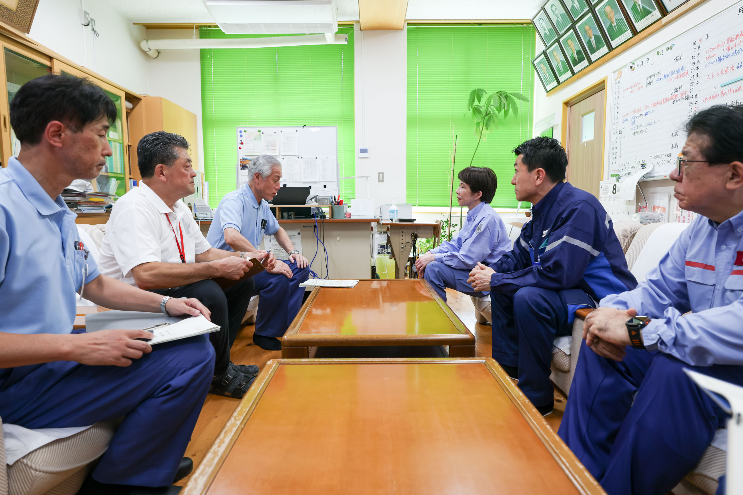 高市首相视察冰川町避难所 7