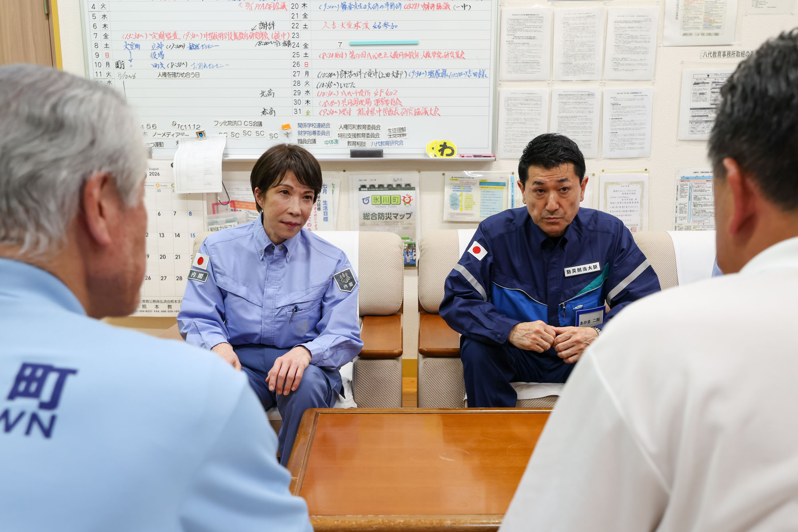 高市首相视察冰川町避难所 9