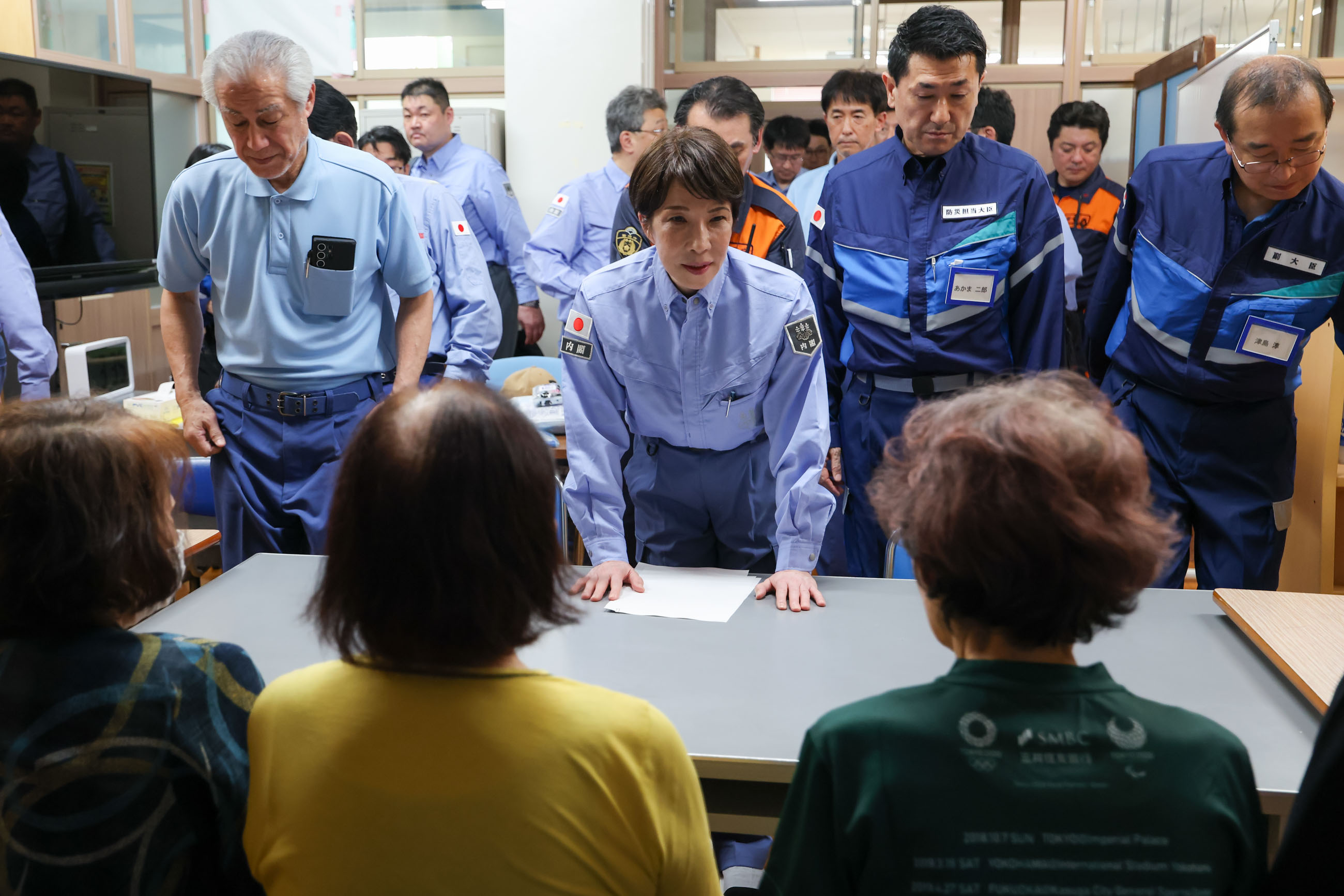 高市首相视察冰川町避难所 10