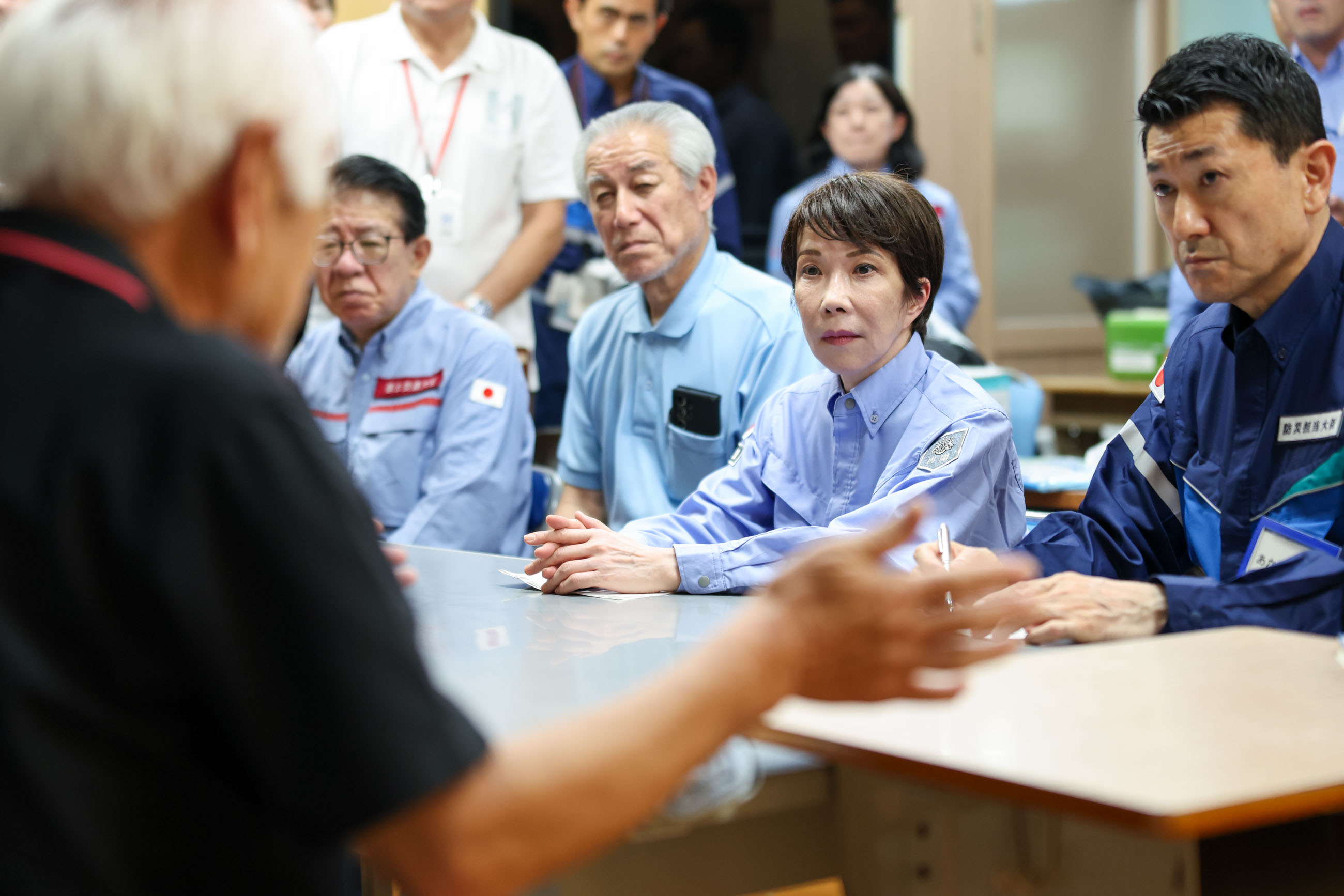 高市首相视察冰川町避难所 12