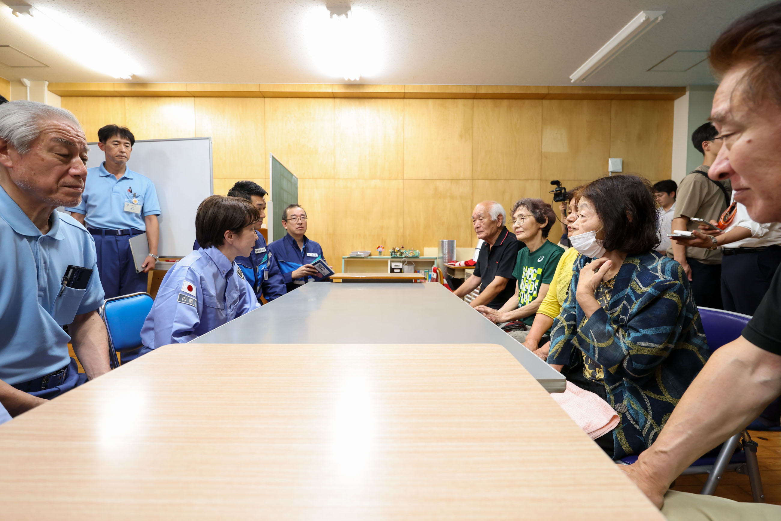 高市首相视察冰川町避难所 13