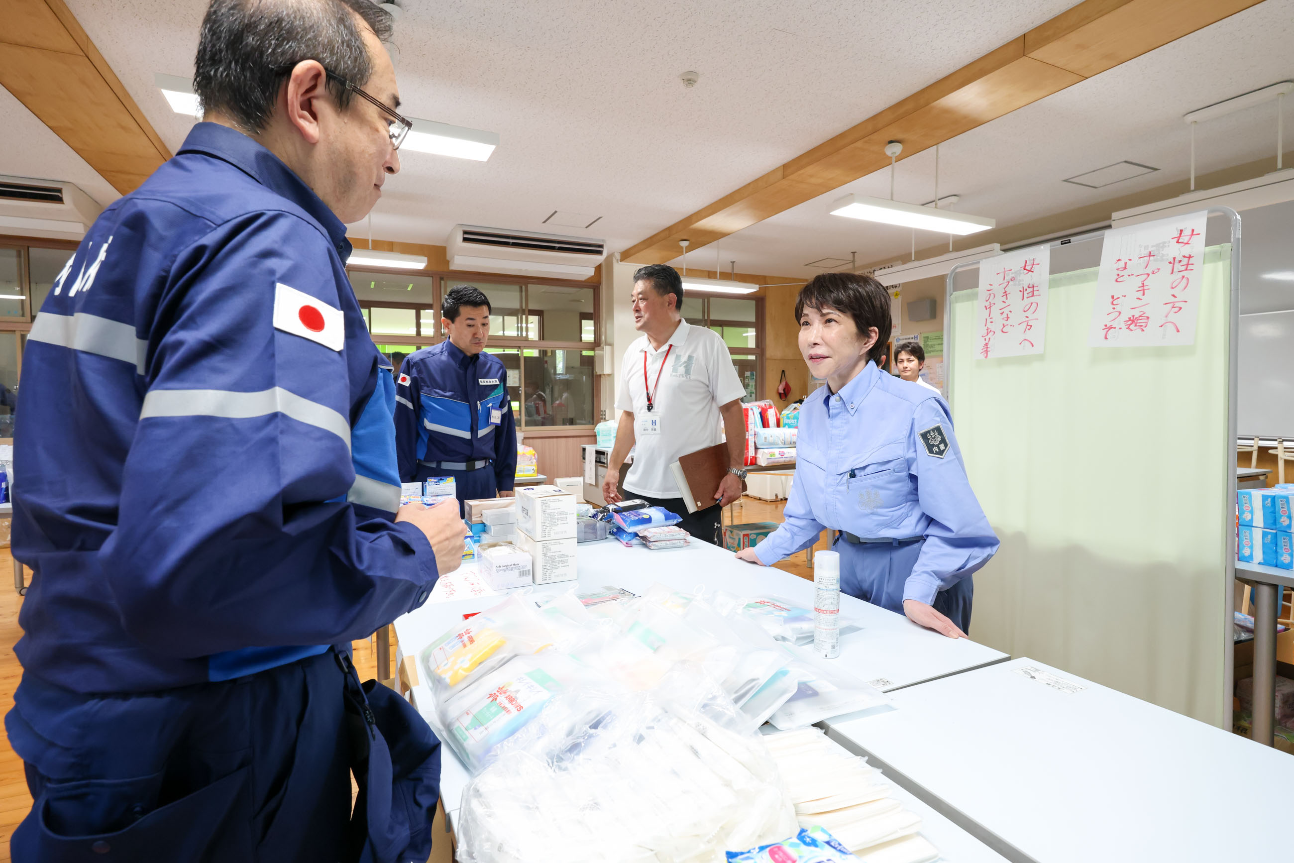 高市首相视察冰川町避难所 14