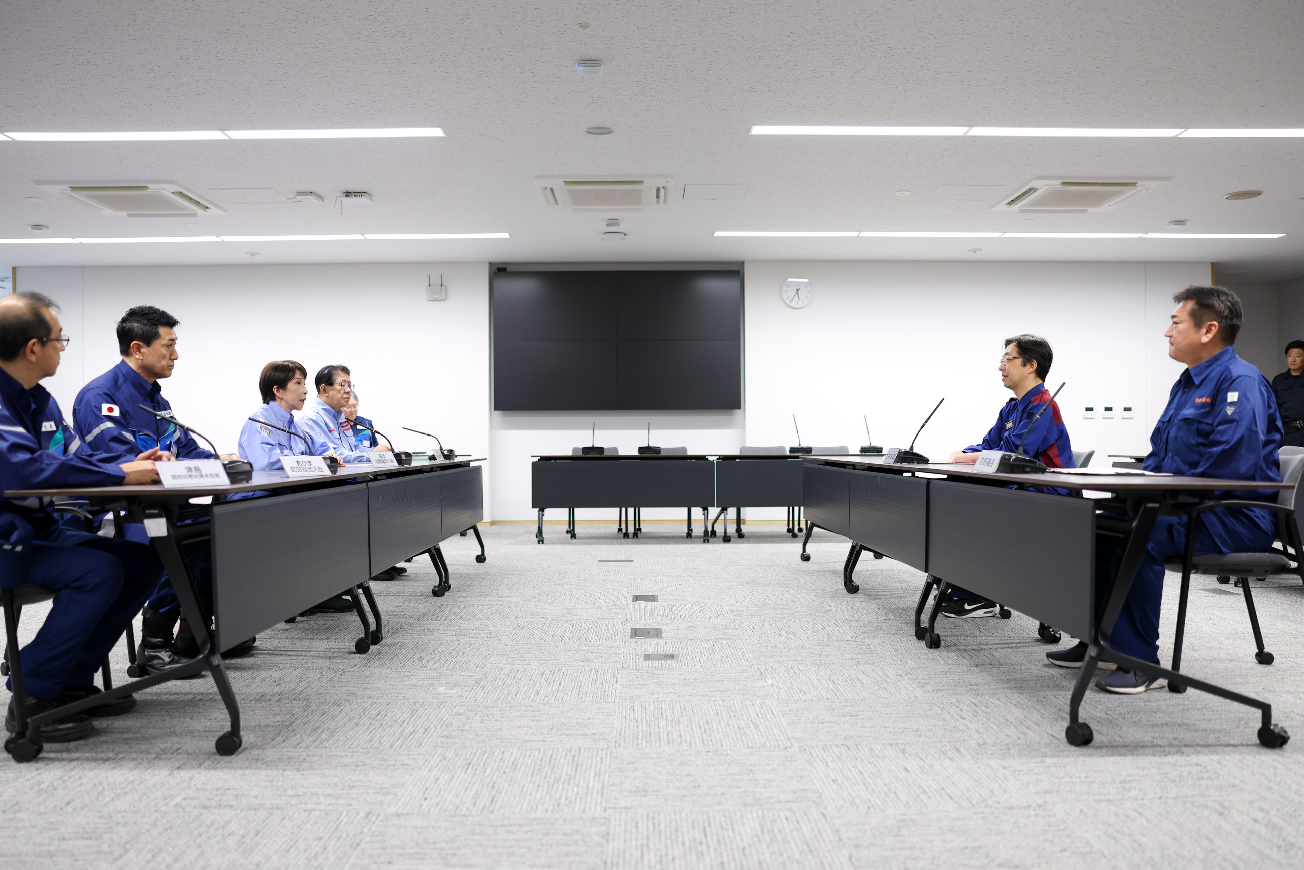 高市首相与木村熊本县知事交换意见 1