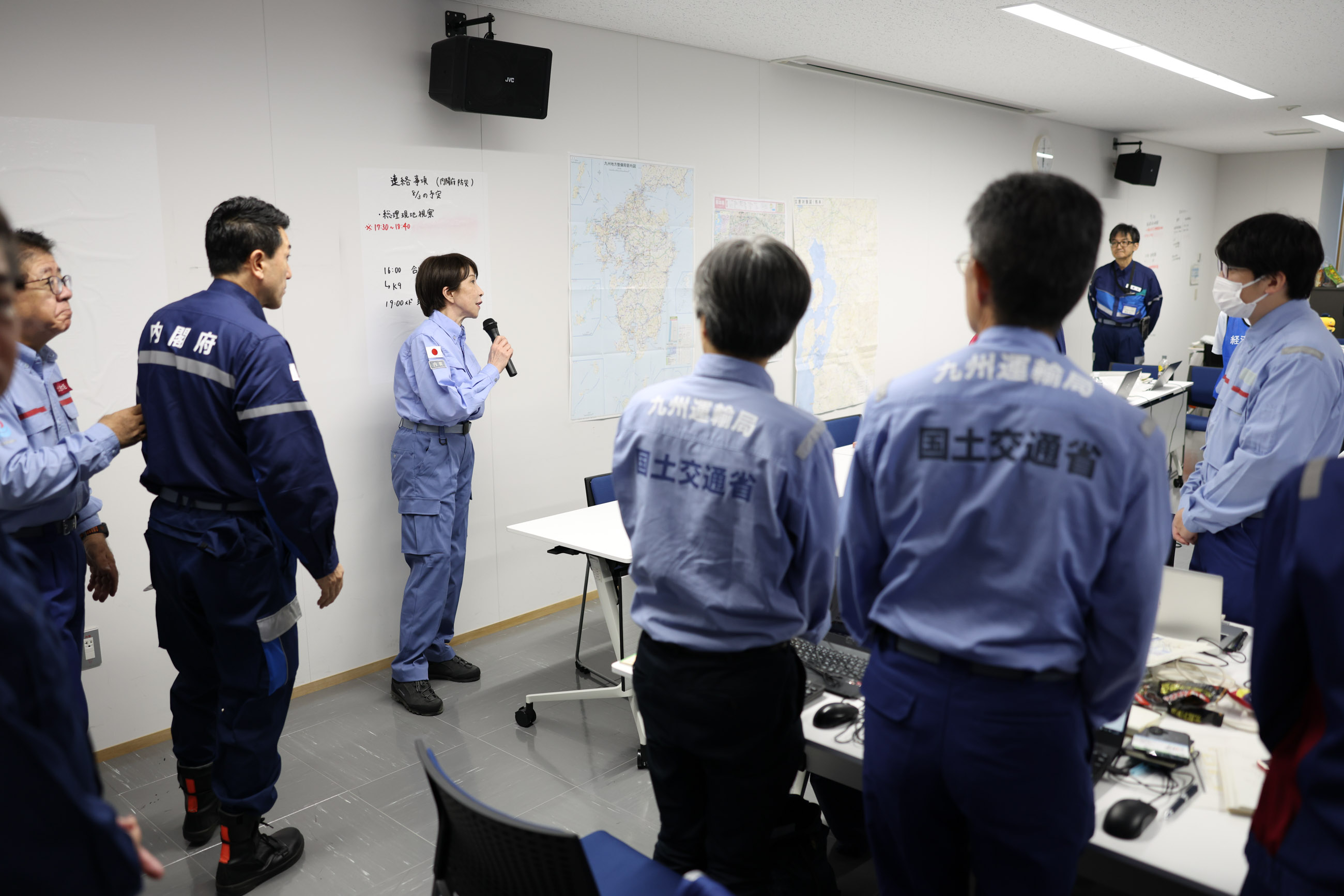 高市首相慰问当地对策总部 1