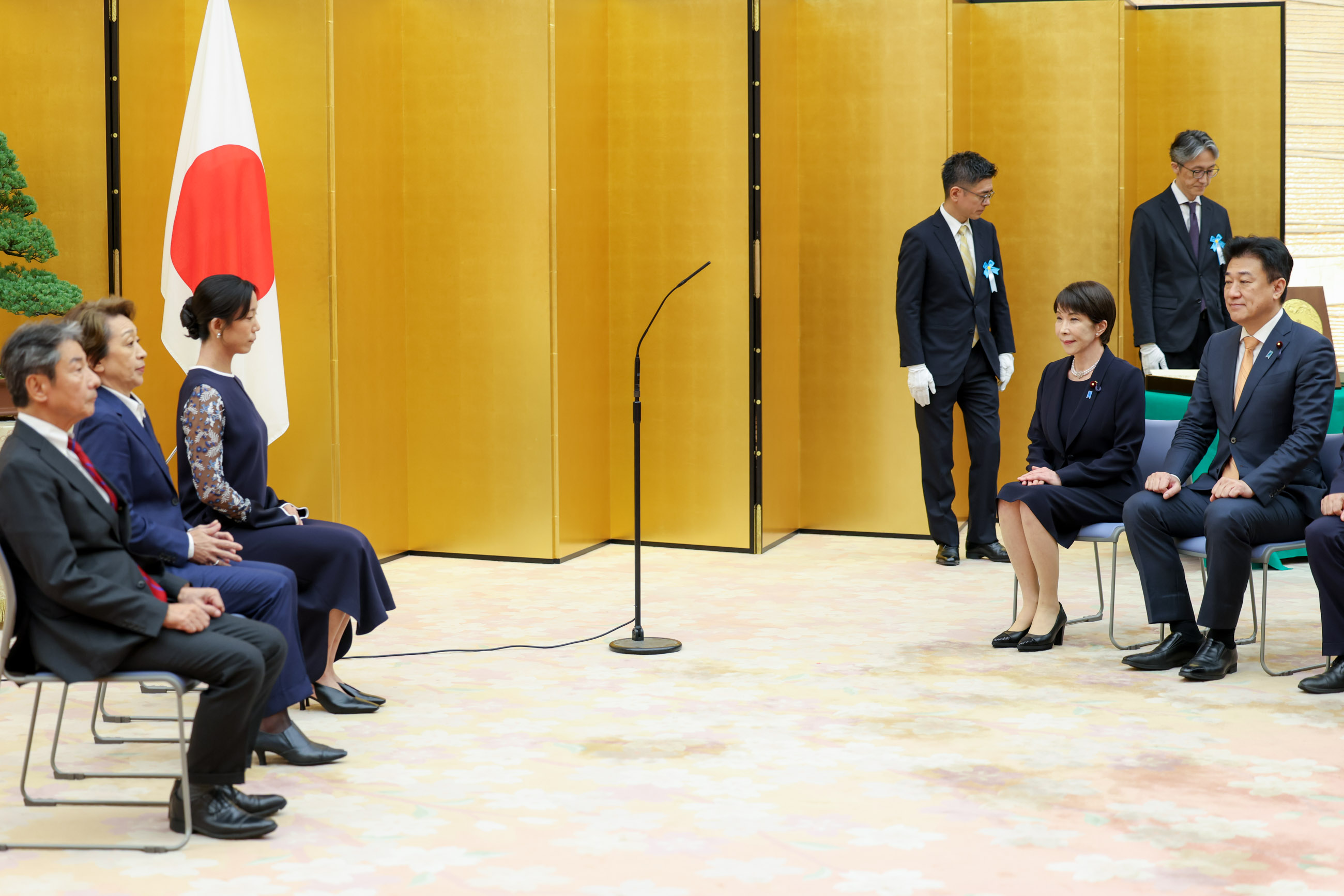 高市首相出席颁奖仪式