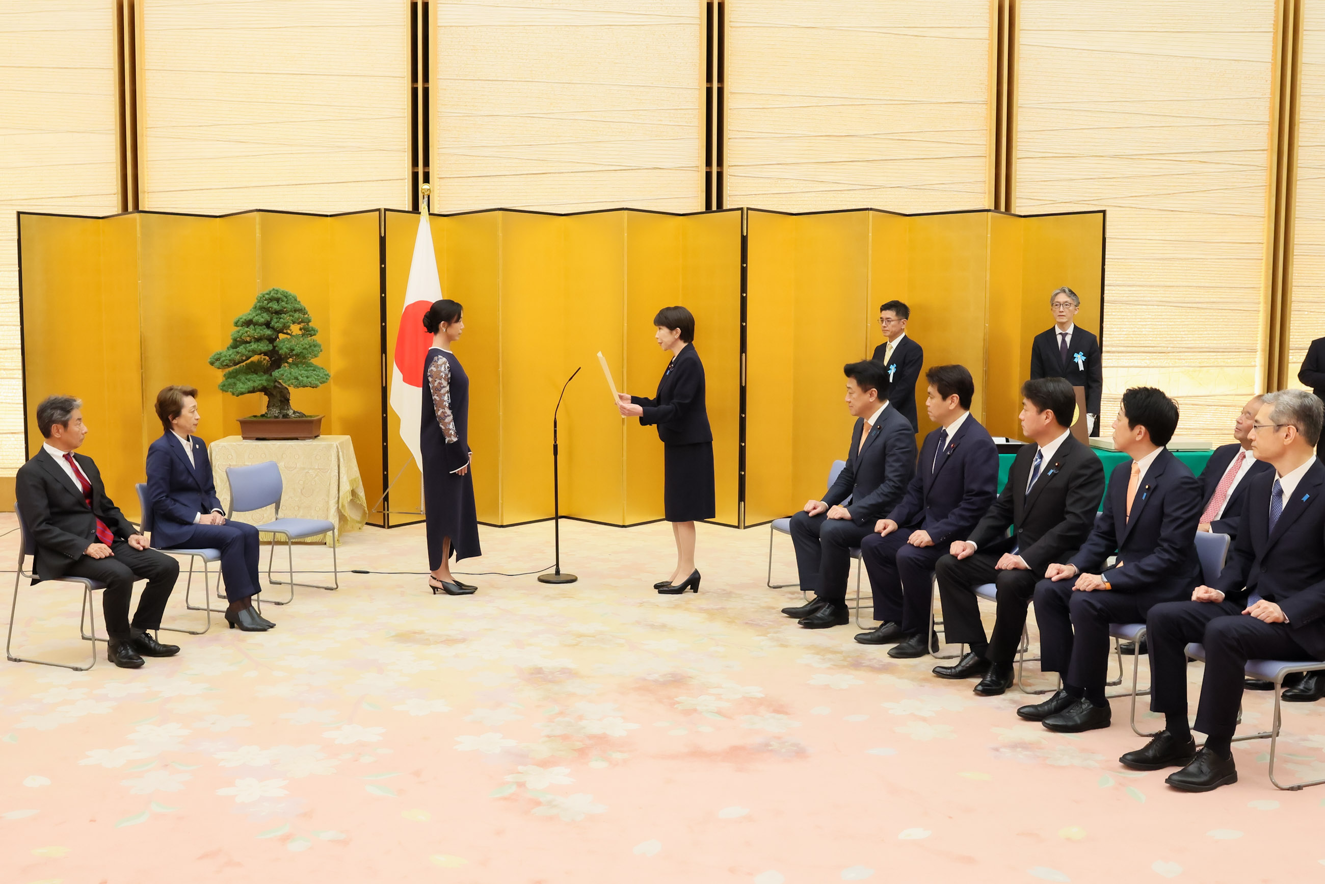 高市首相颁发表彰状 1