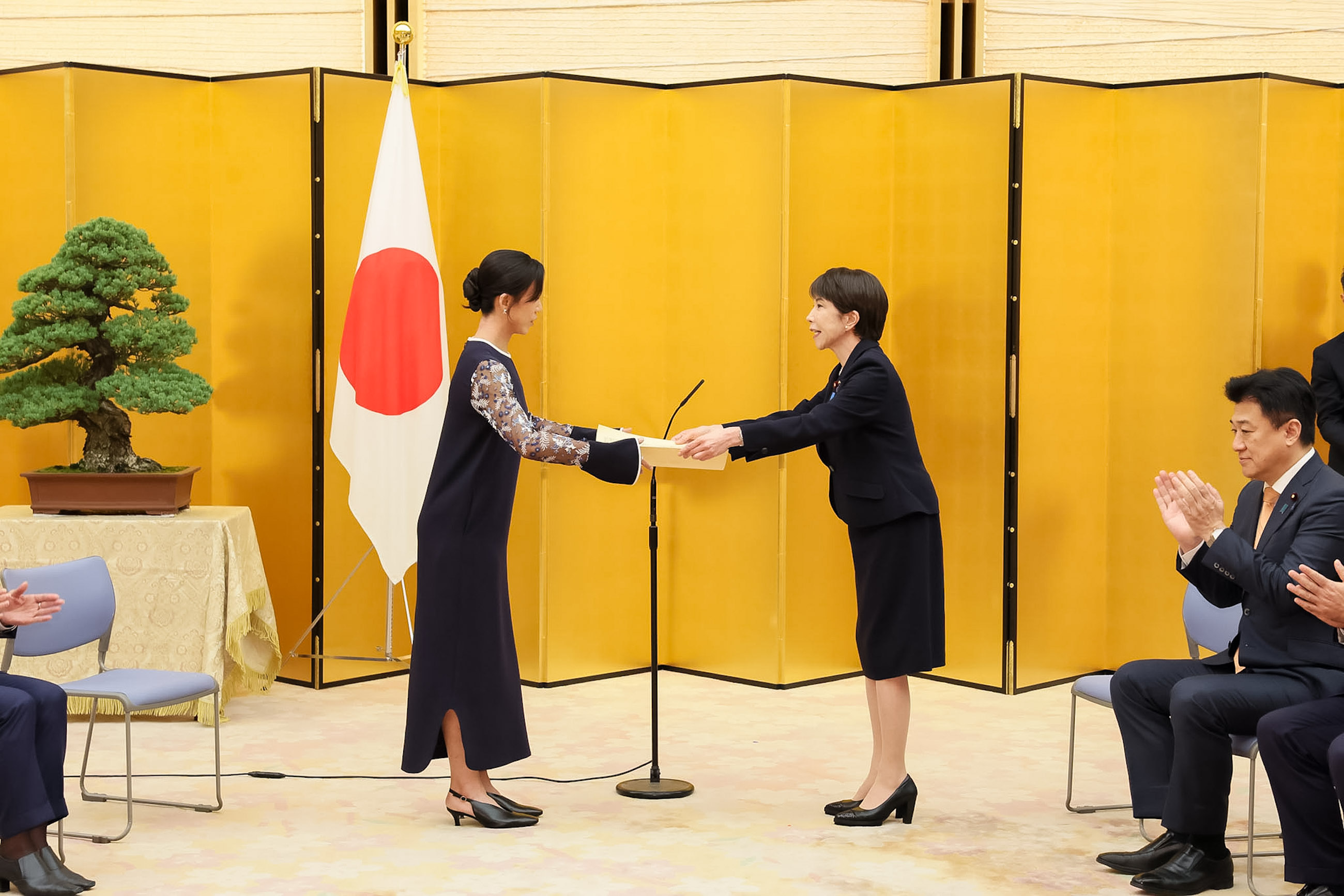 高市首相颁发表彰状 2