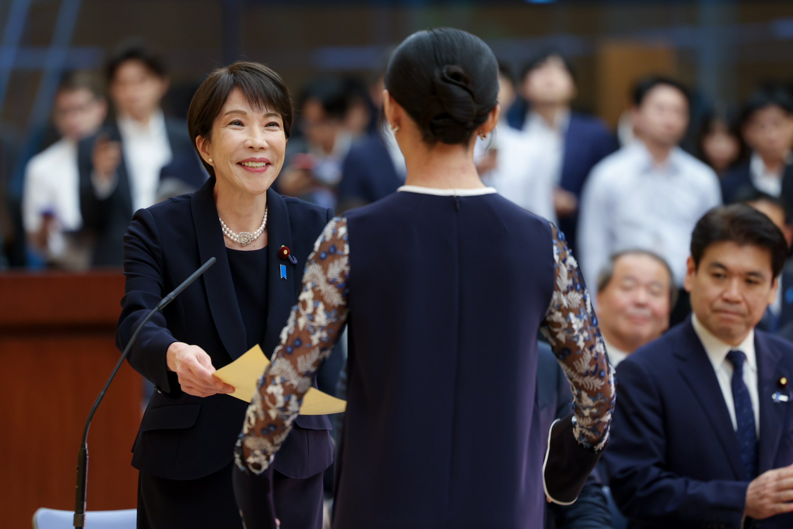 高市首相颁发表彰状 3