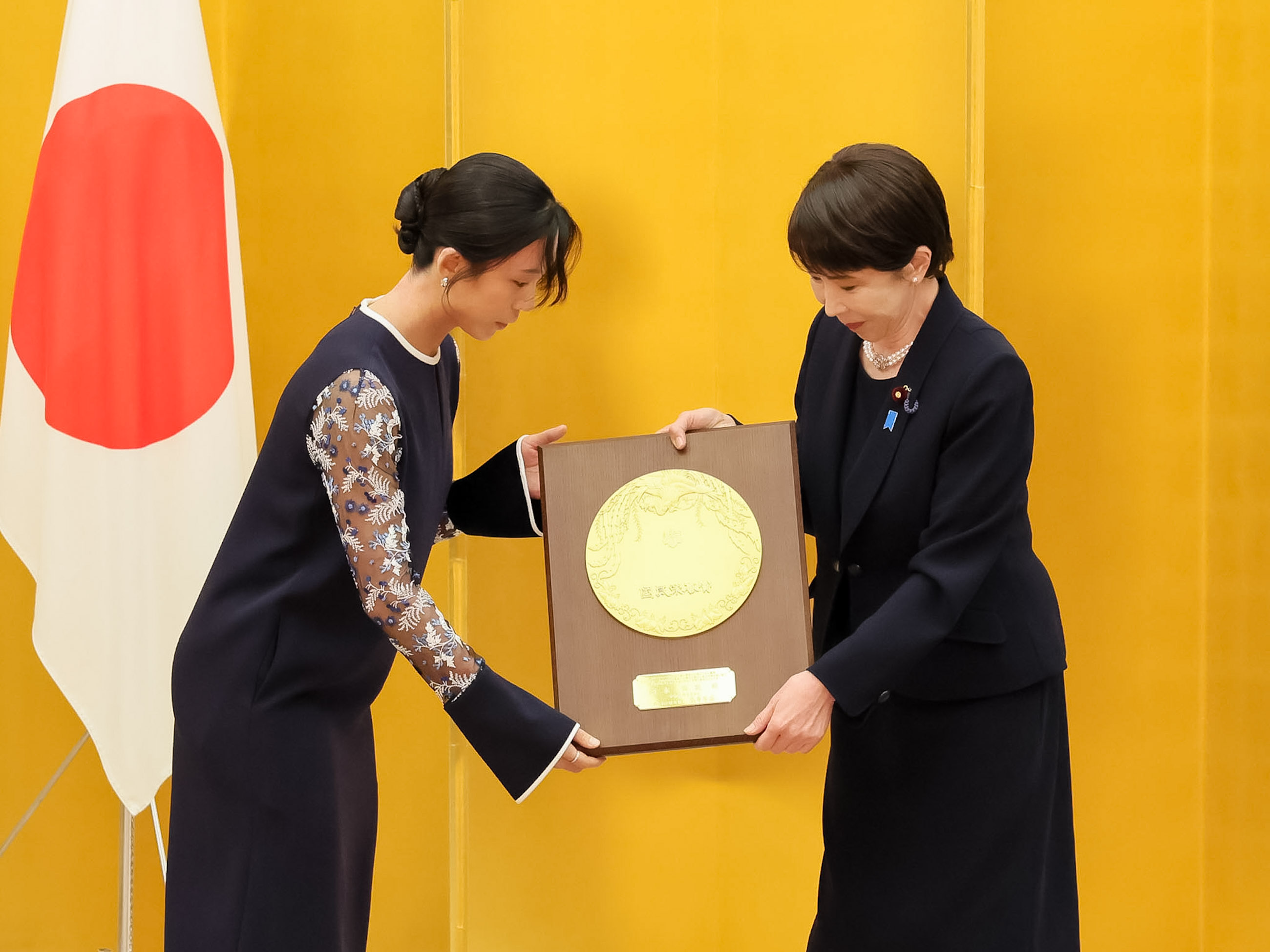 高市首相颁发奖牌 1