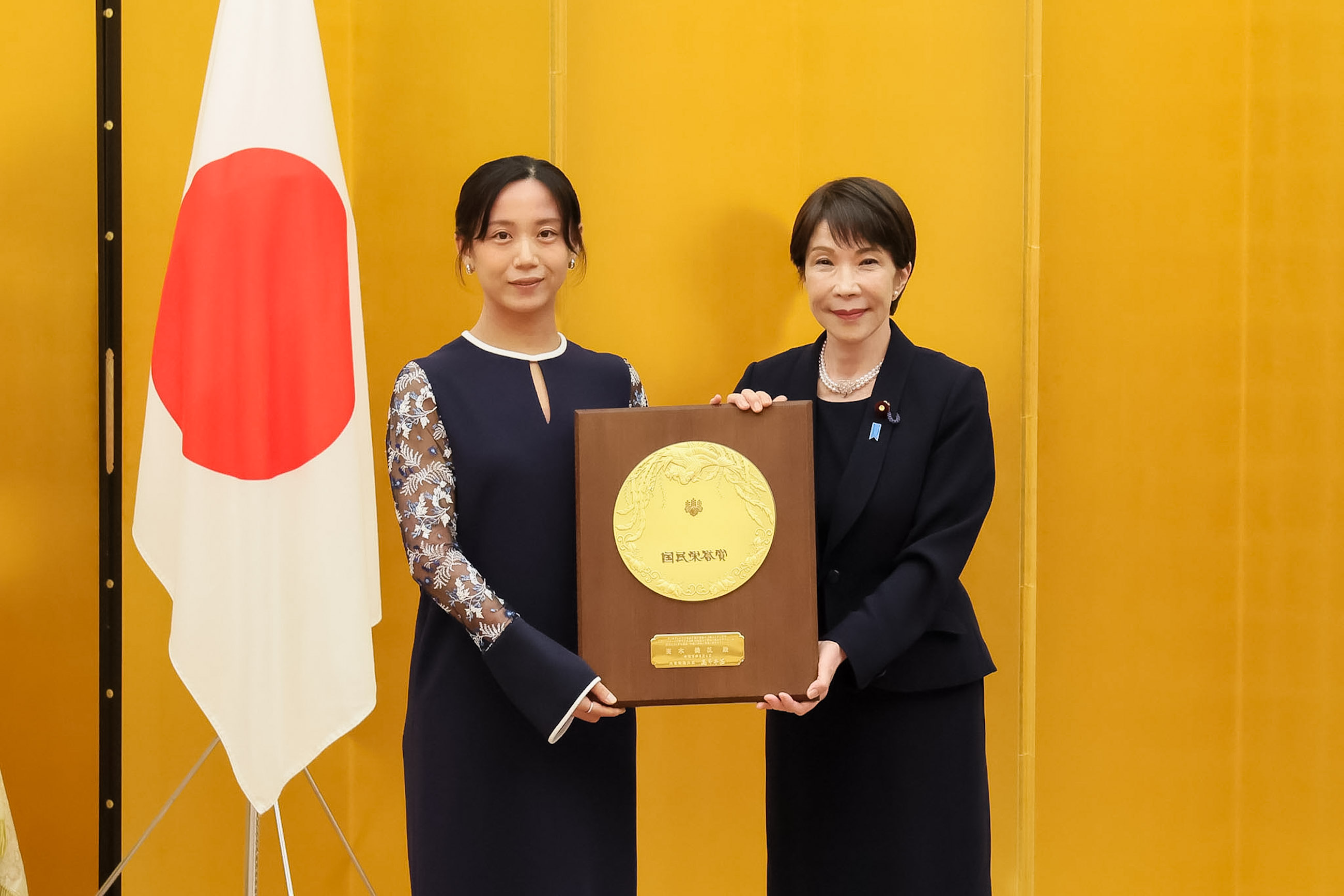 高市首相颁发奖牌 2