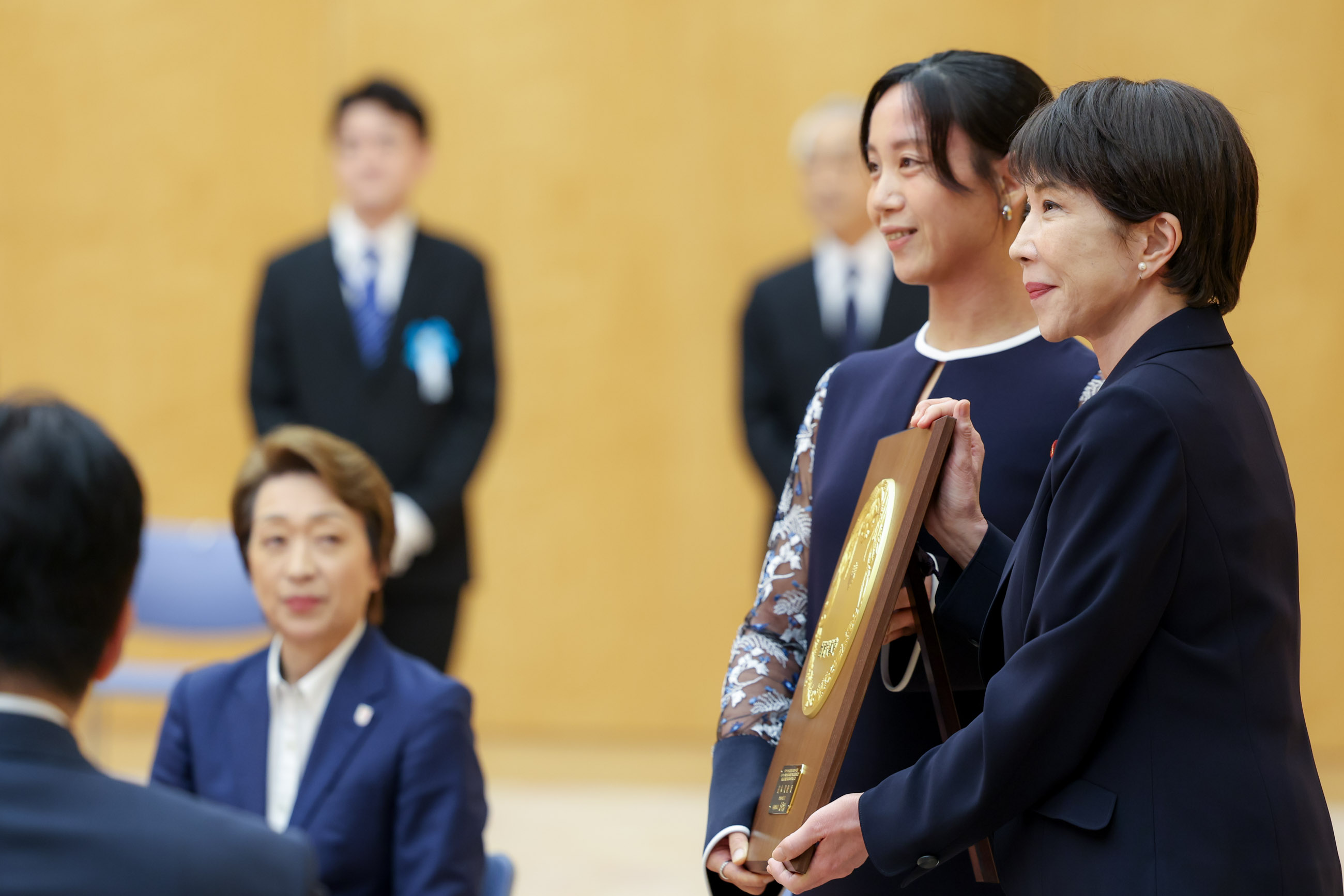 高市首相颁发奖牌 3