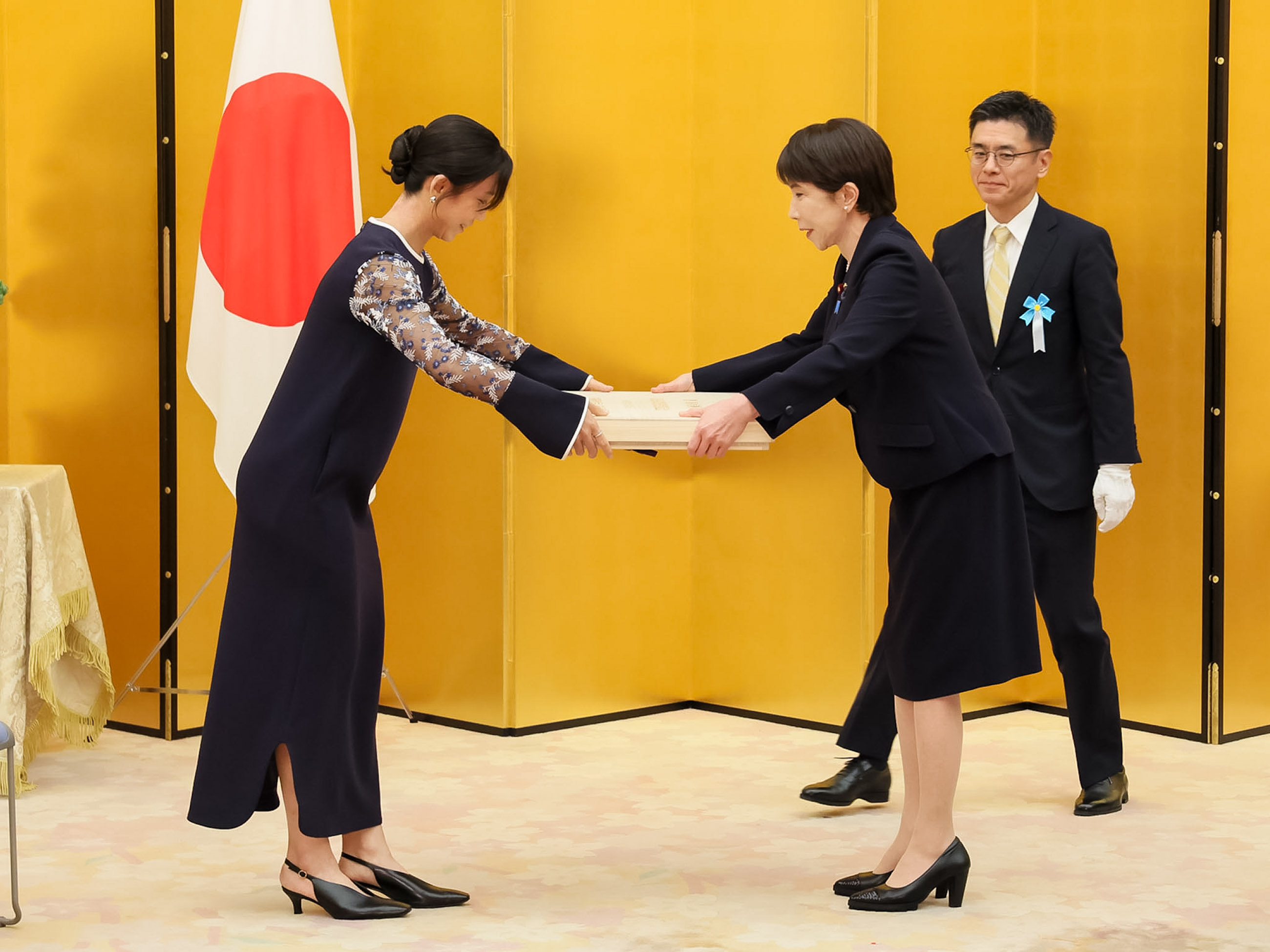 高市首相赠送纪念品 1