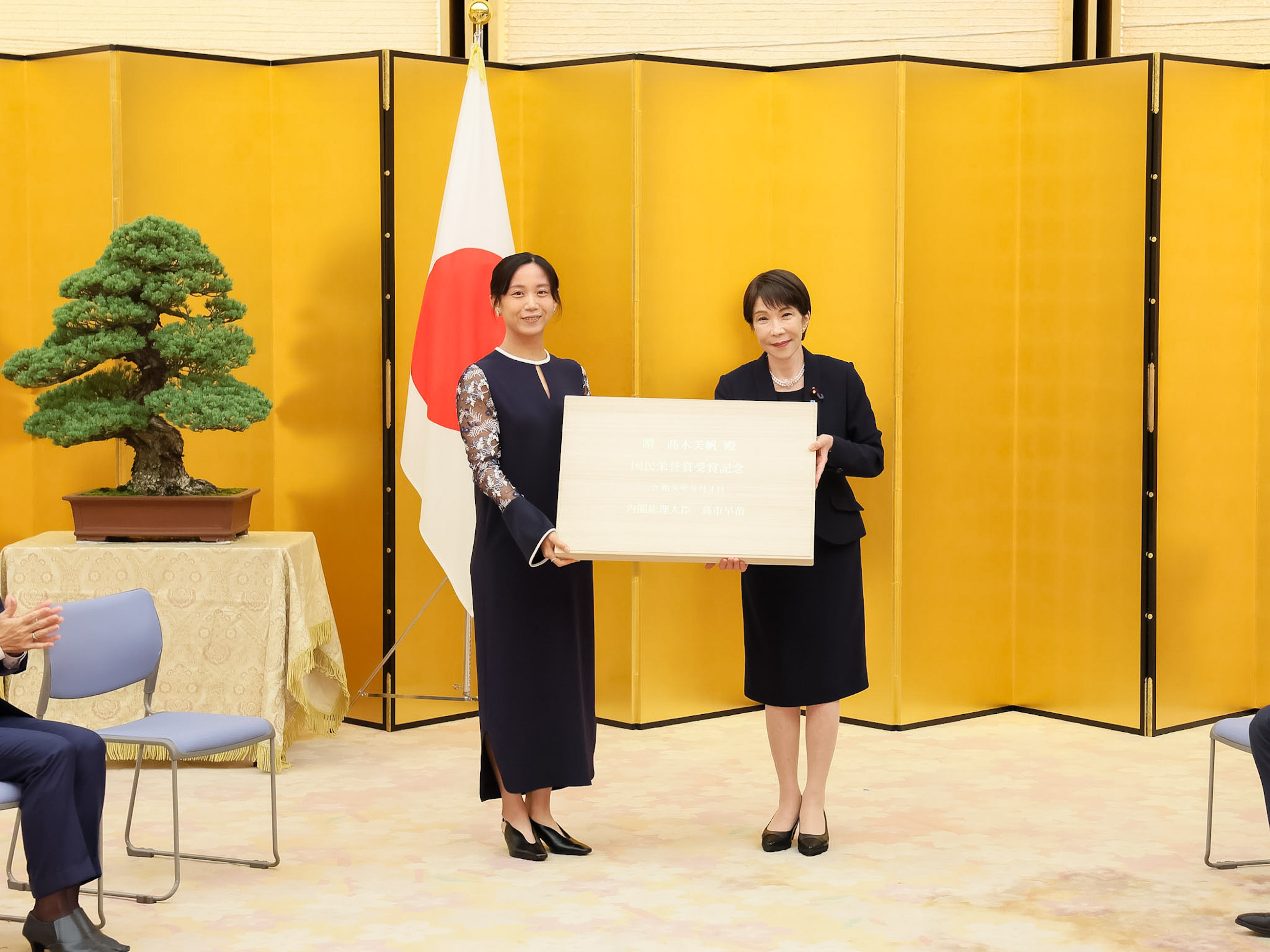 高市首相赠送纪念品 2