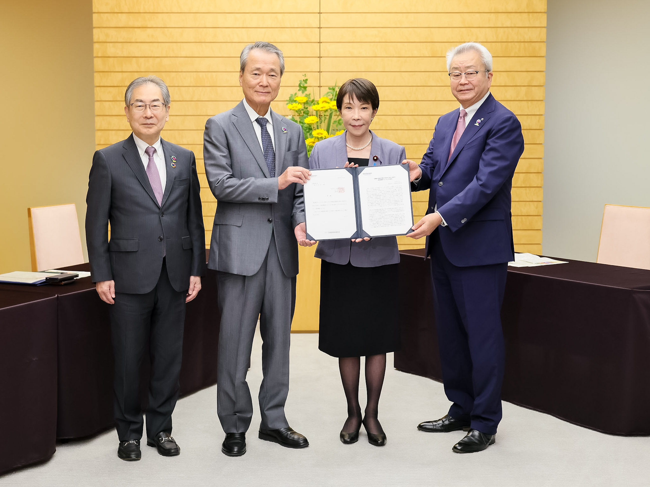 高市首相接收《经团联2026年夏季论坛总结报告》1