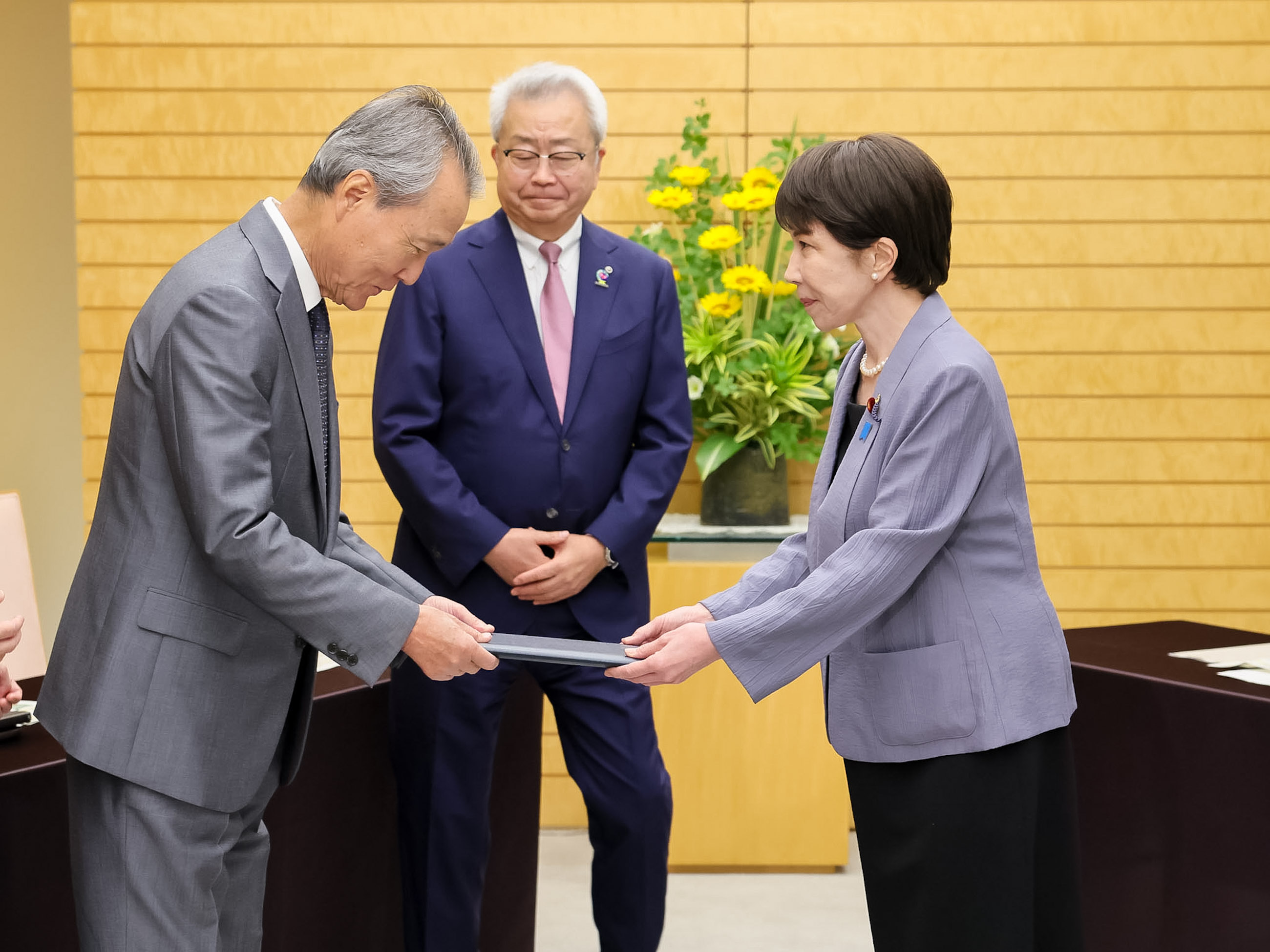 高市首相接收《经团联2026年夏季论坛总结报告》4