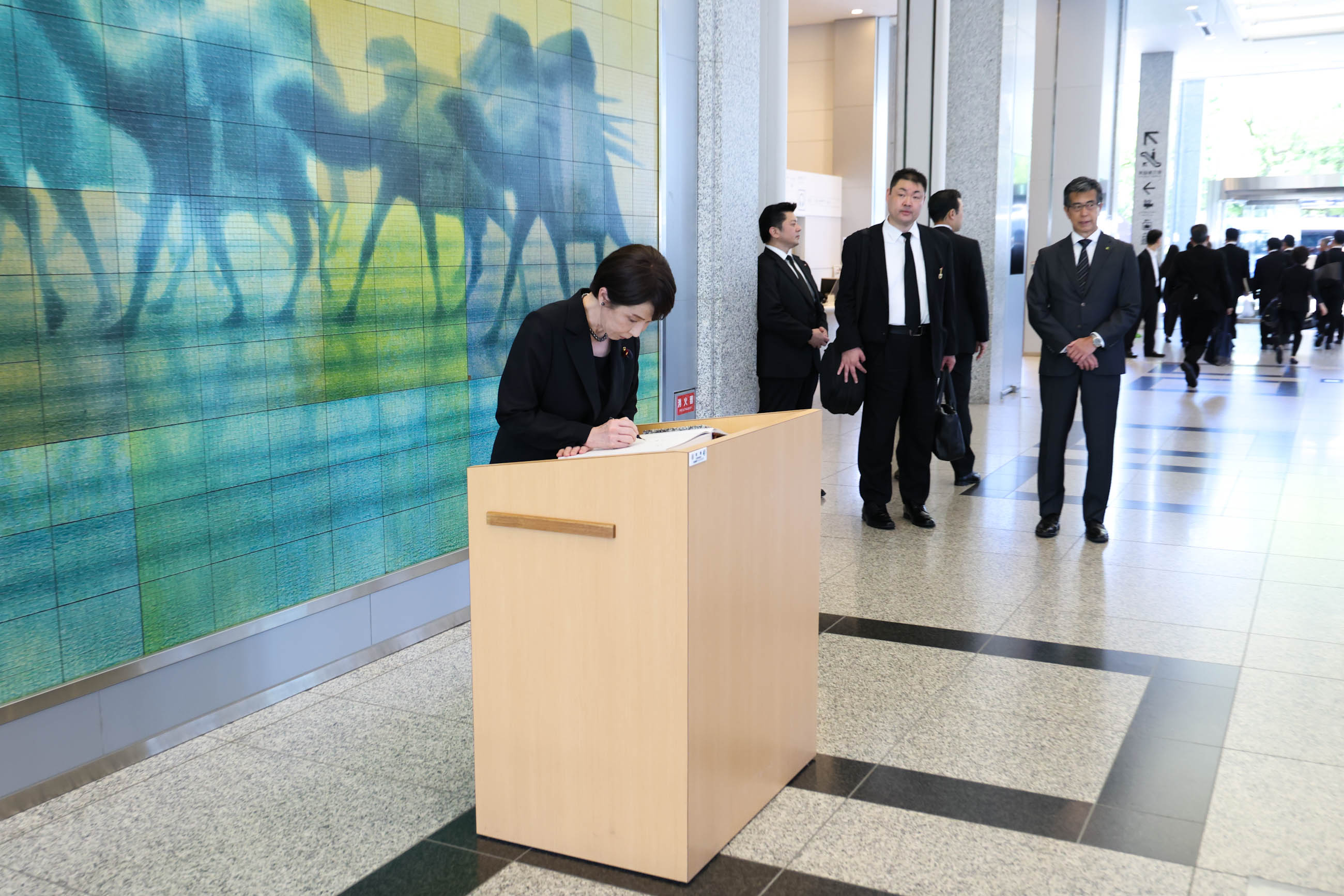 高市首相视察和平纪念资料馆6