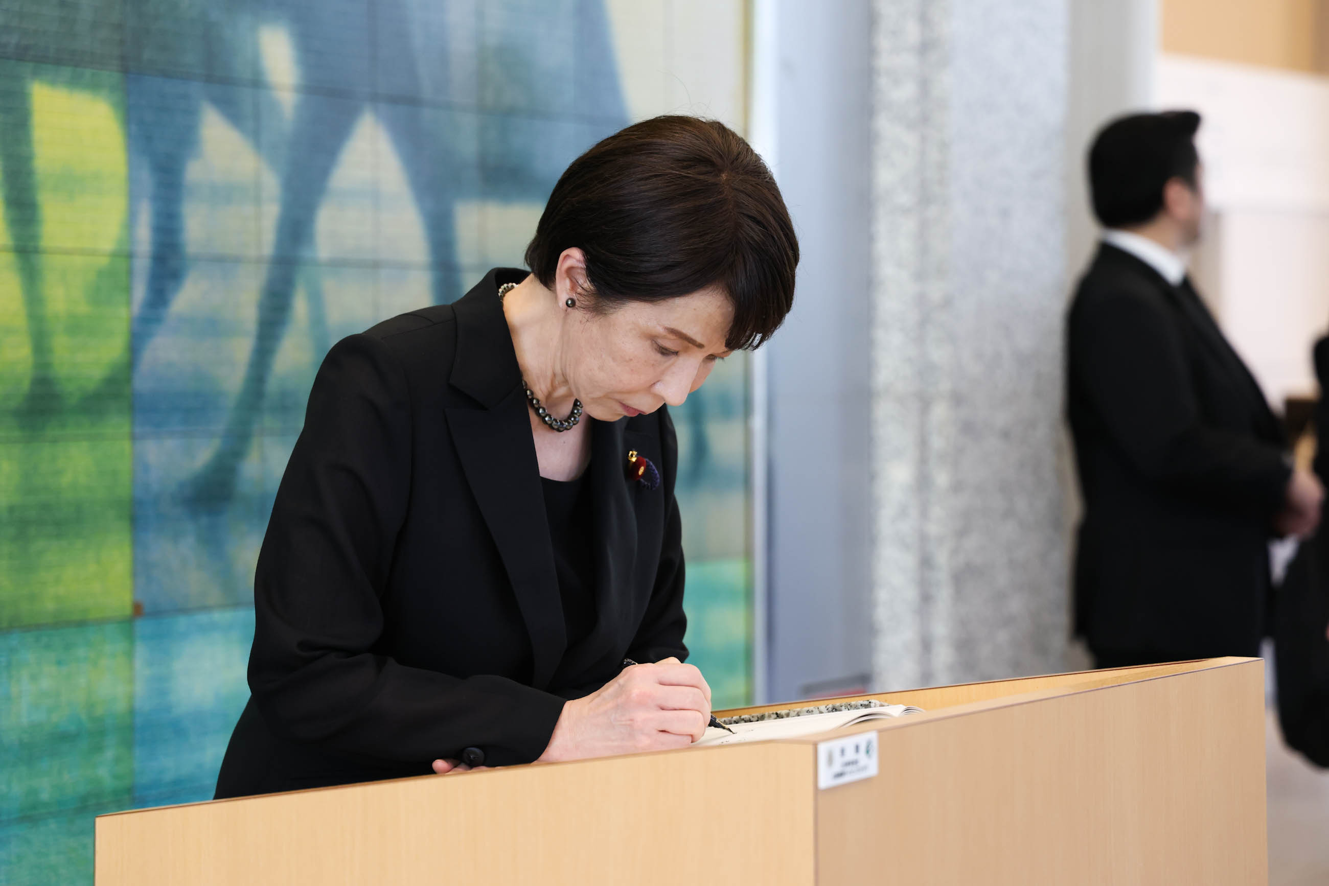 高市首相视察和平纪念资料馆7