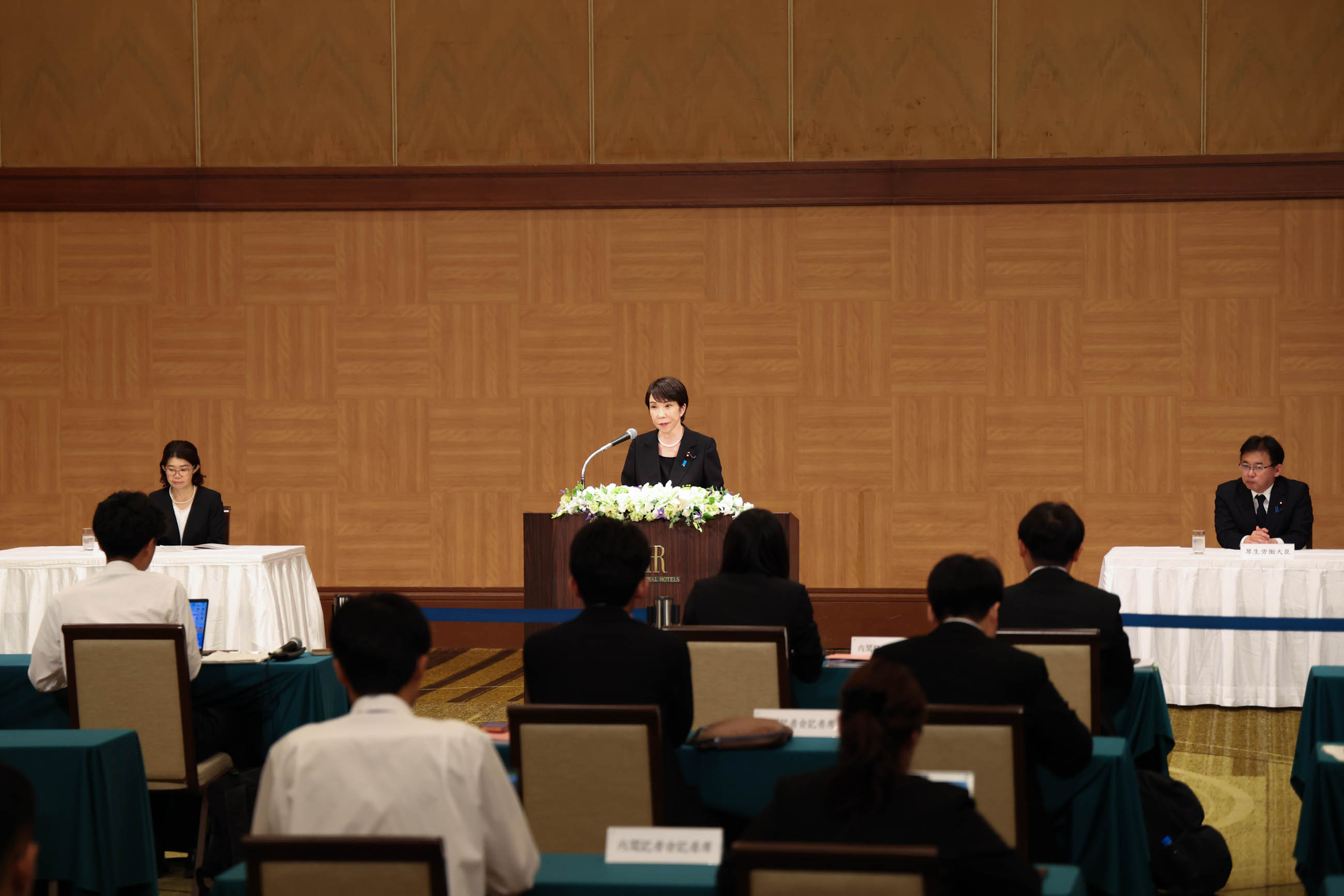 高市首相举行记者会2
