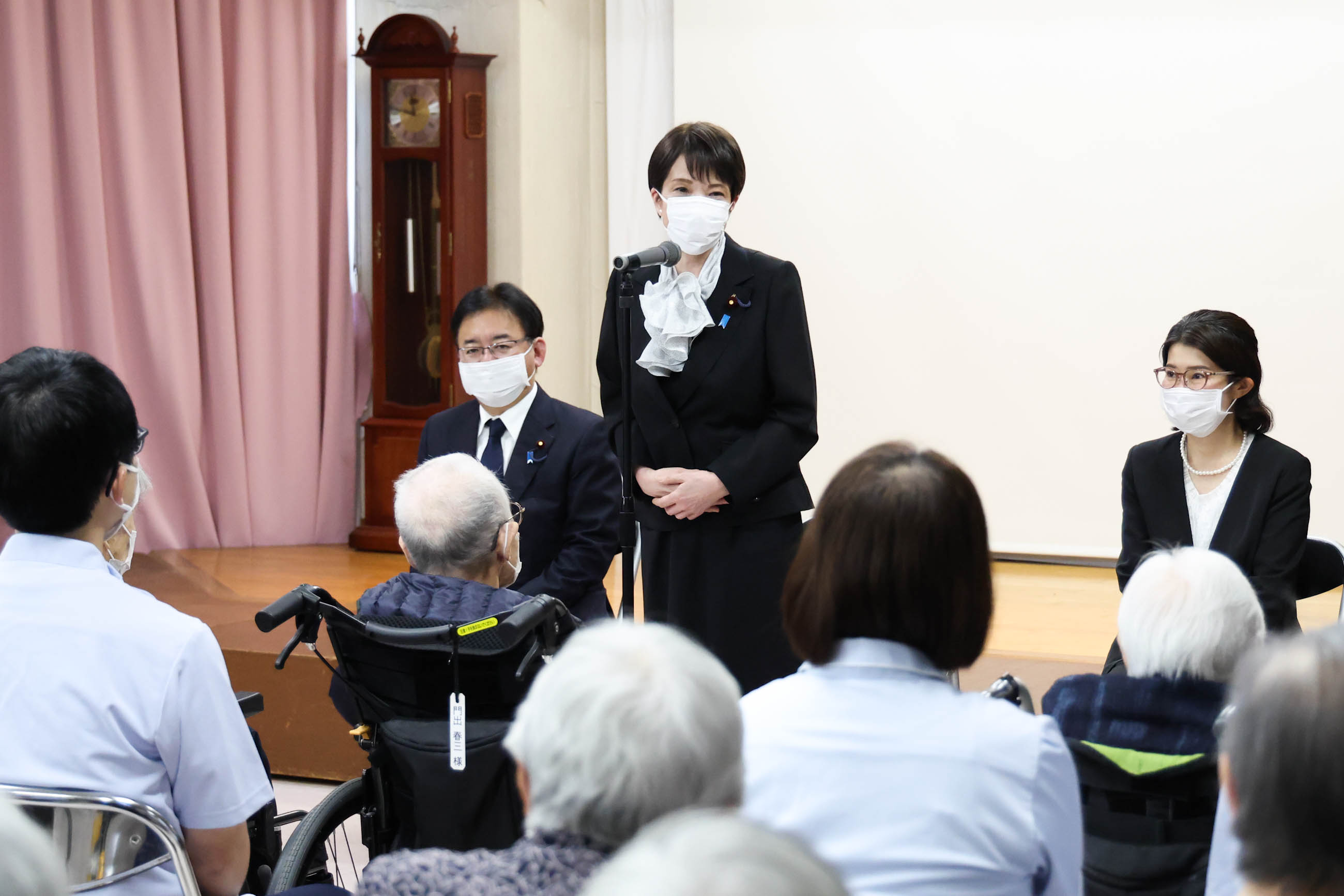 高市首相慰问核爆疗养设施入住者1