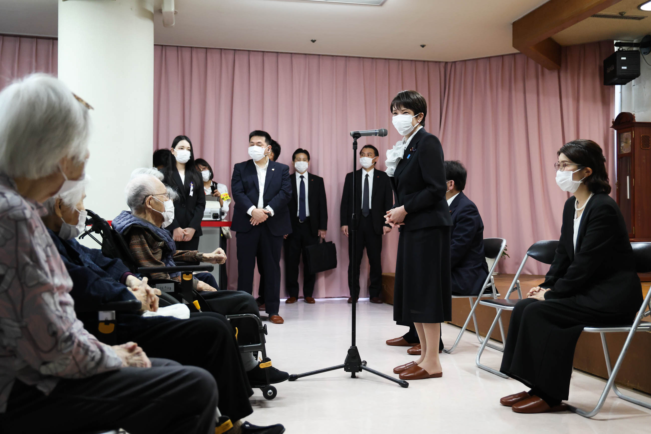 高市首相慰问核爆疗养设施入住者2