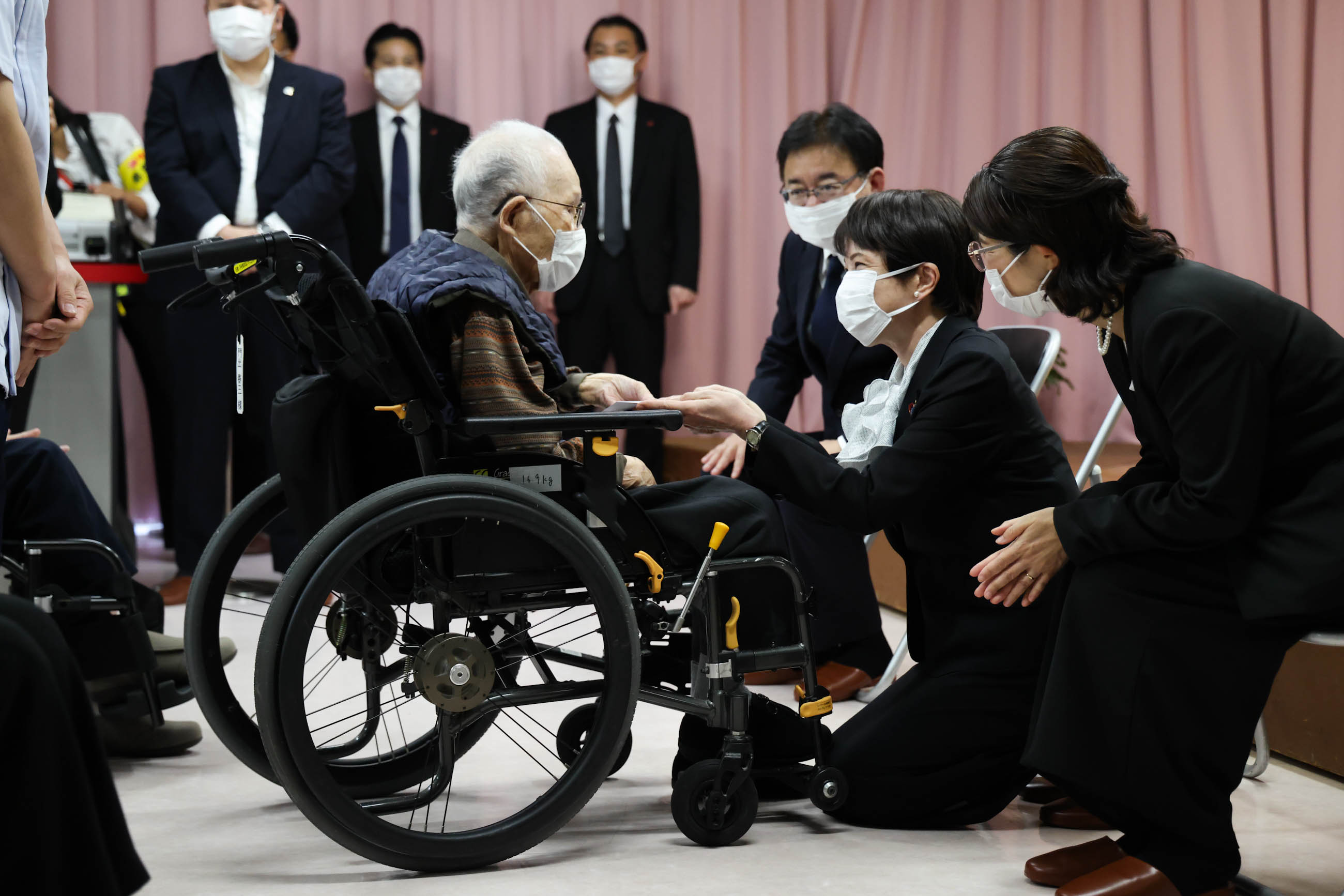 高市首相慰问核爆疗养设施入住者3