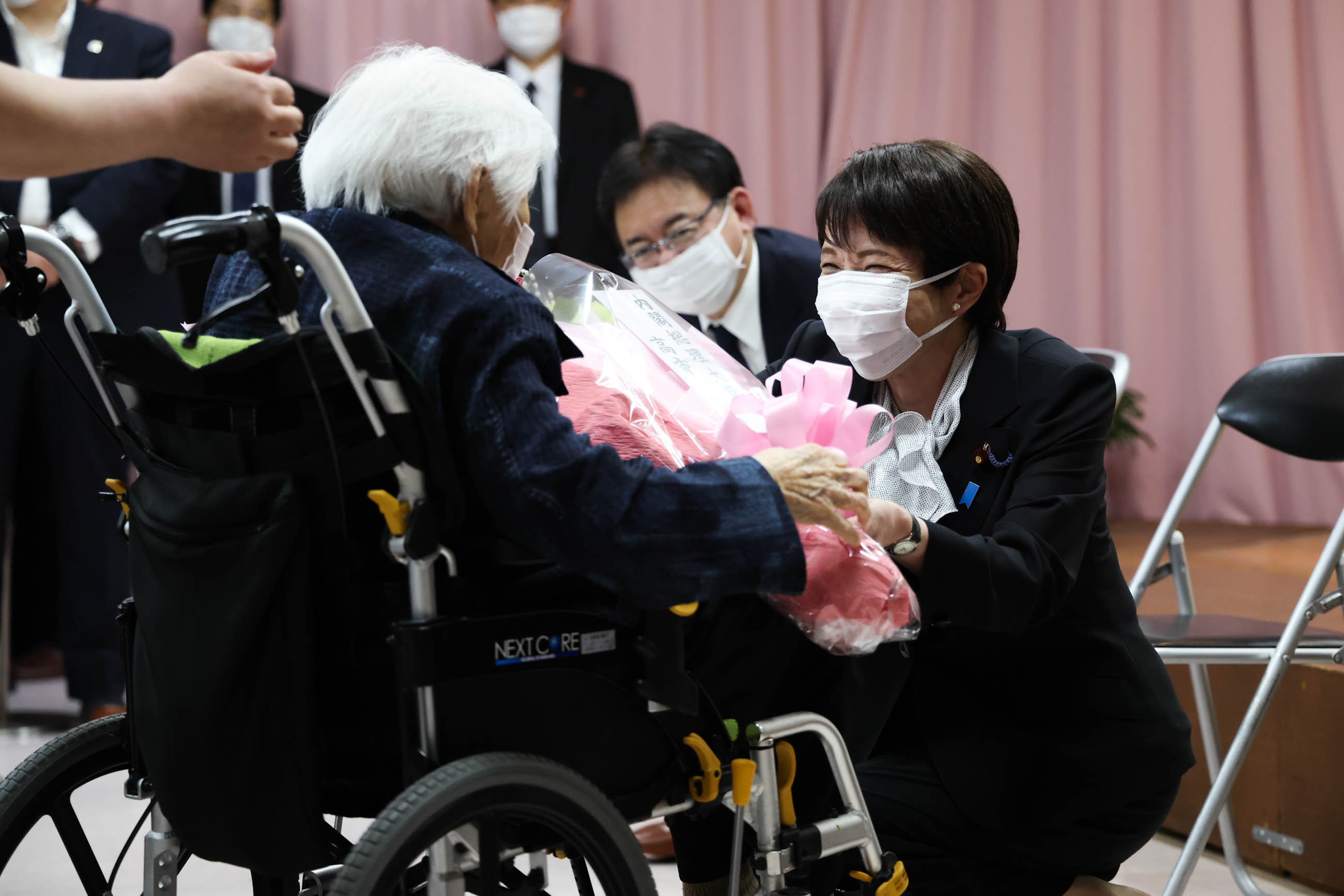 高市首相慰问核爆疗养设施入住者4