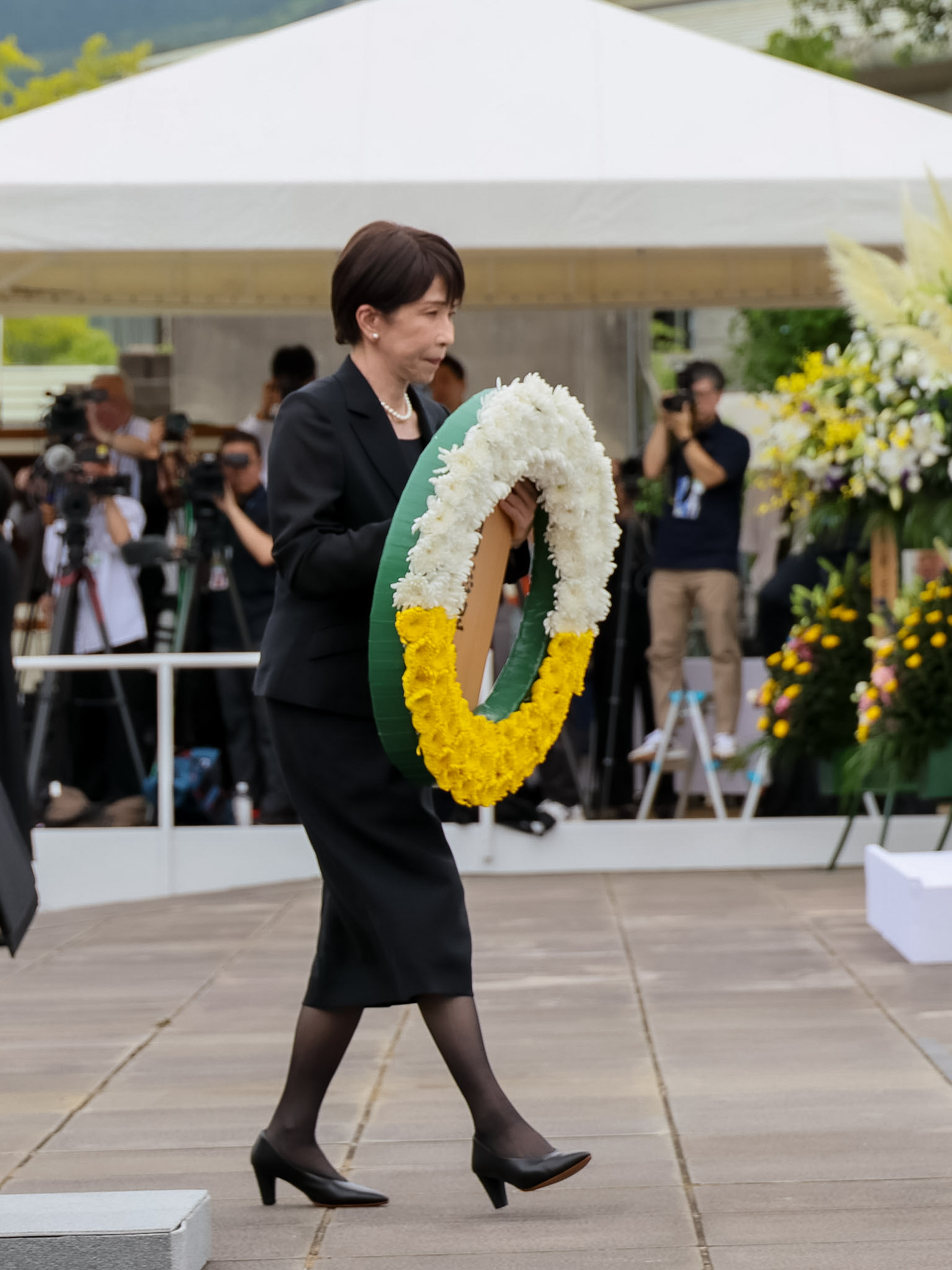 高市首相献花1