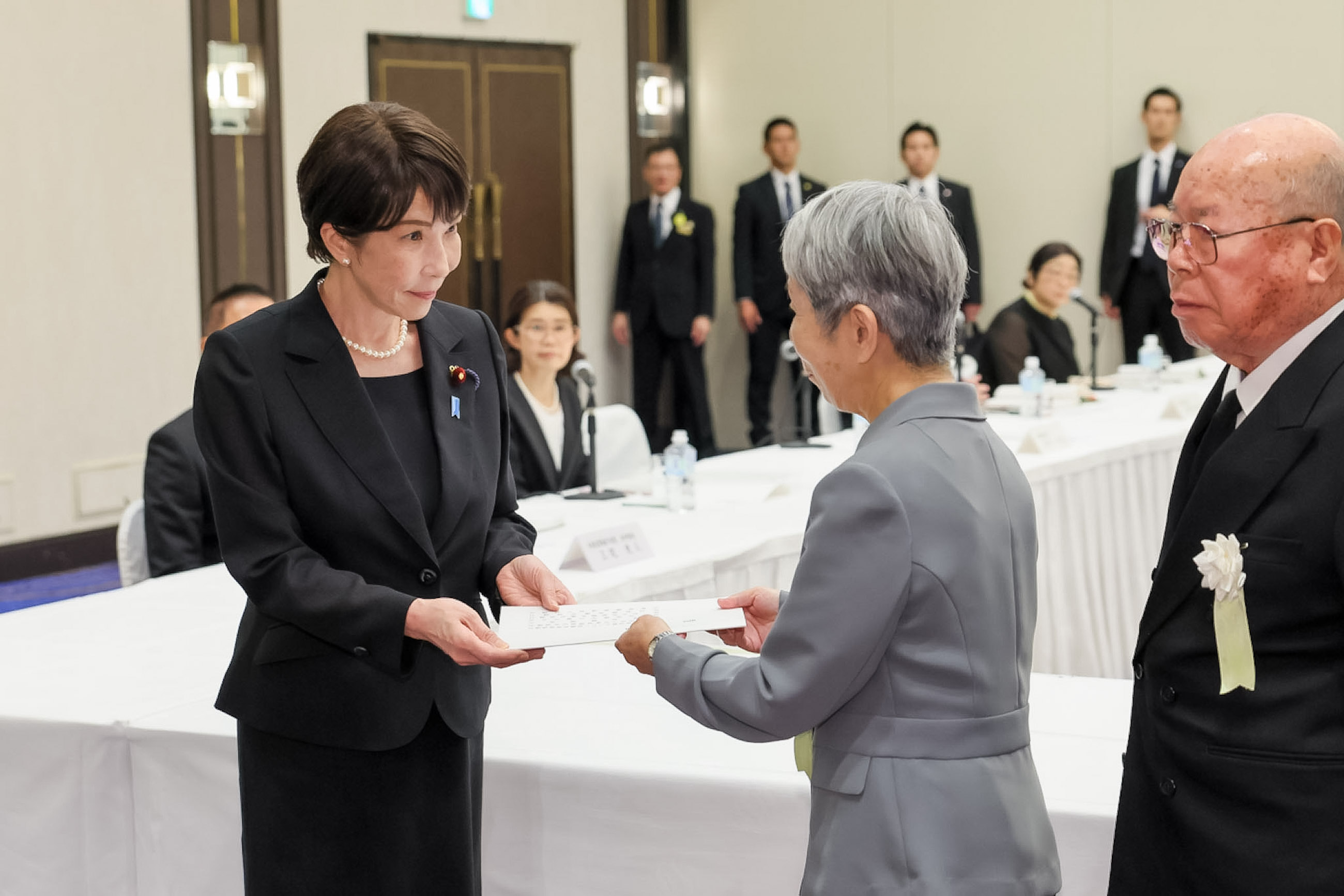 高市首相接过核爆受害者代表提交的诉求书1