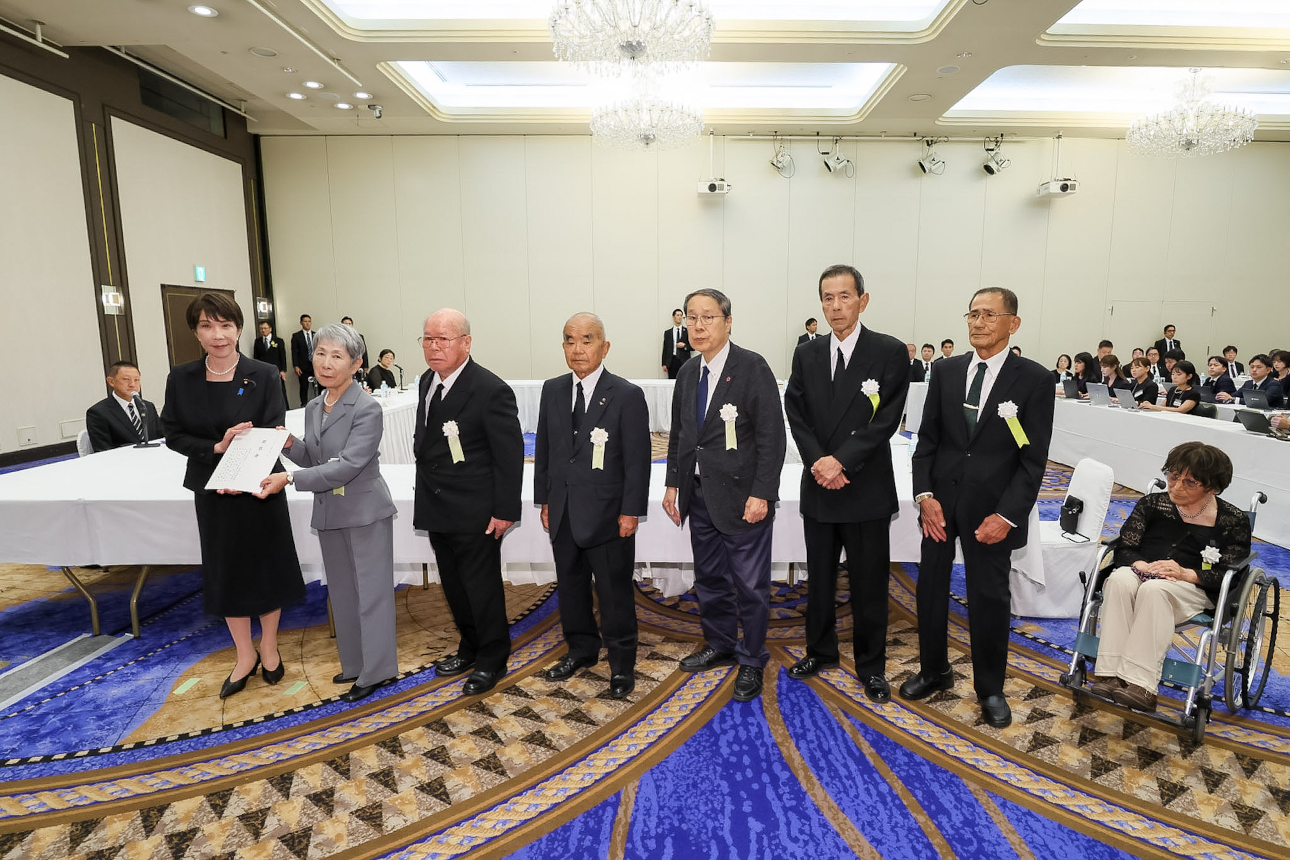 高市首相接过核爆受害者代表提交的诉求书2
