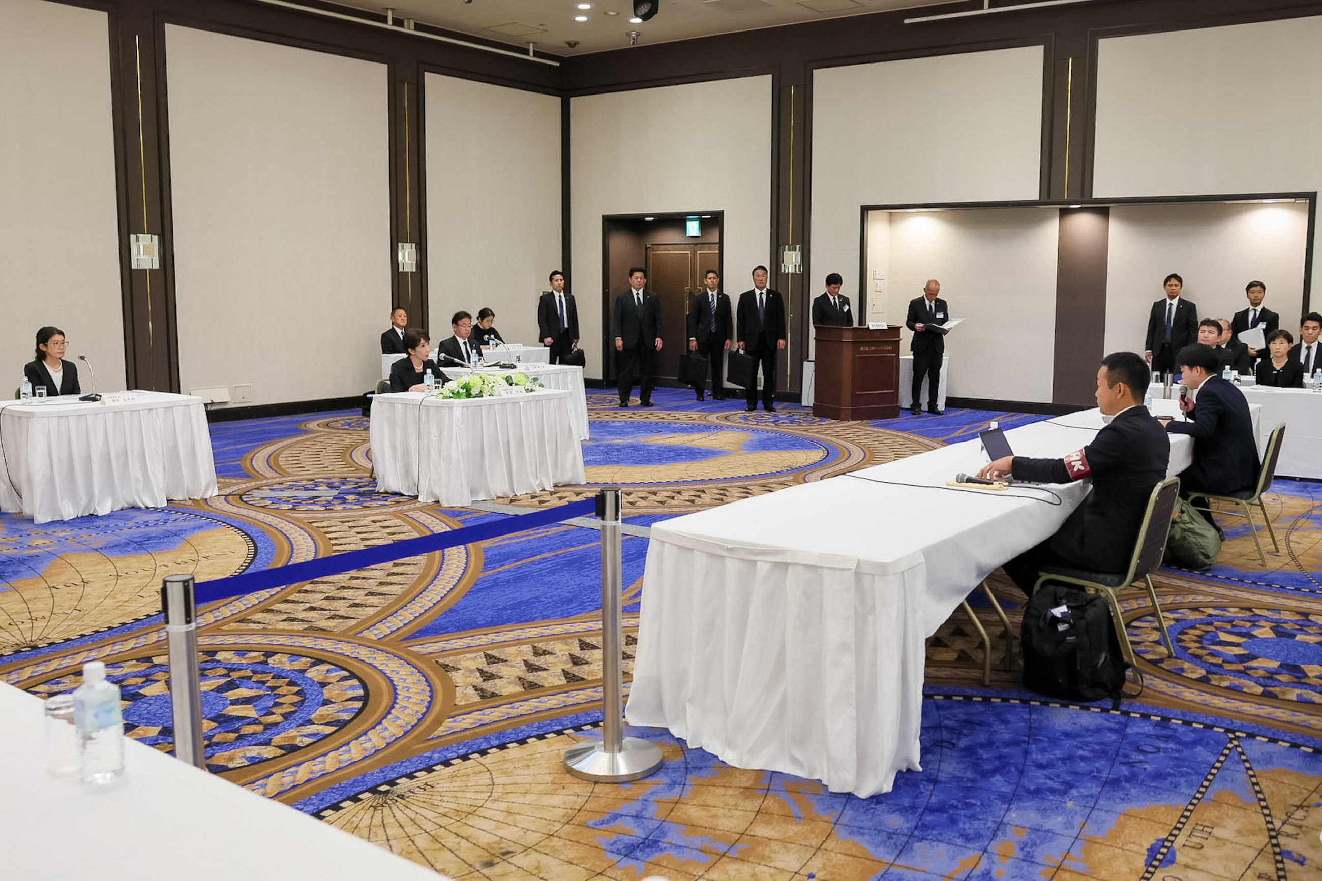 高市首相举行记者会1