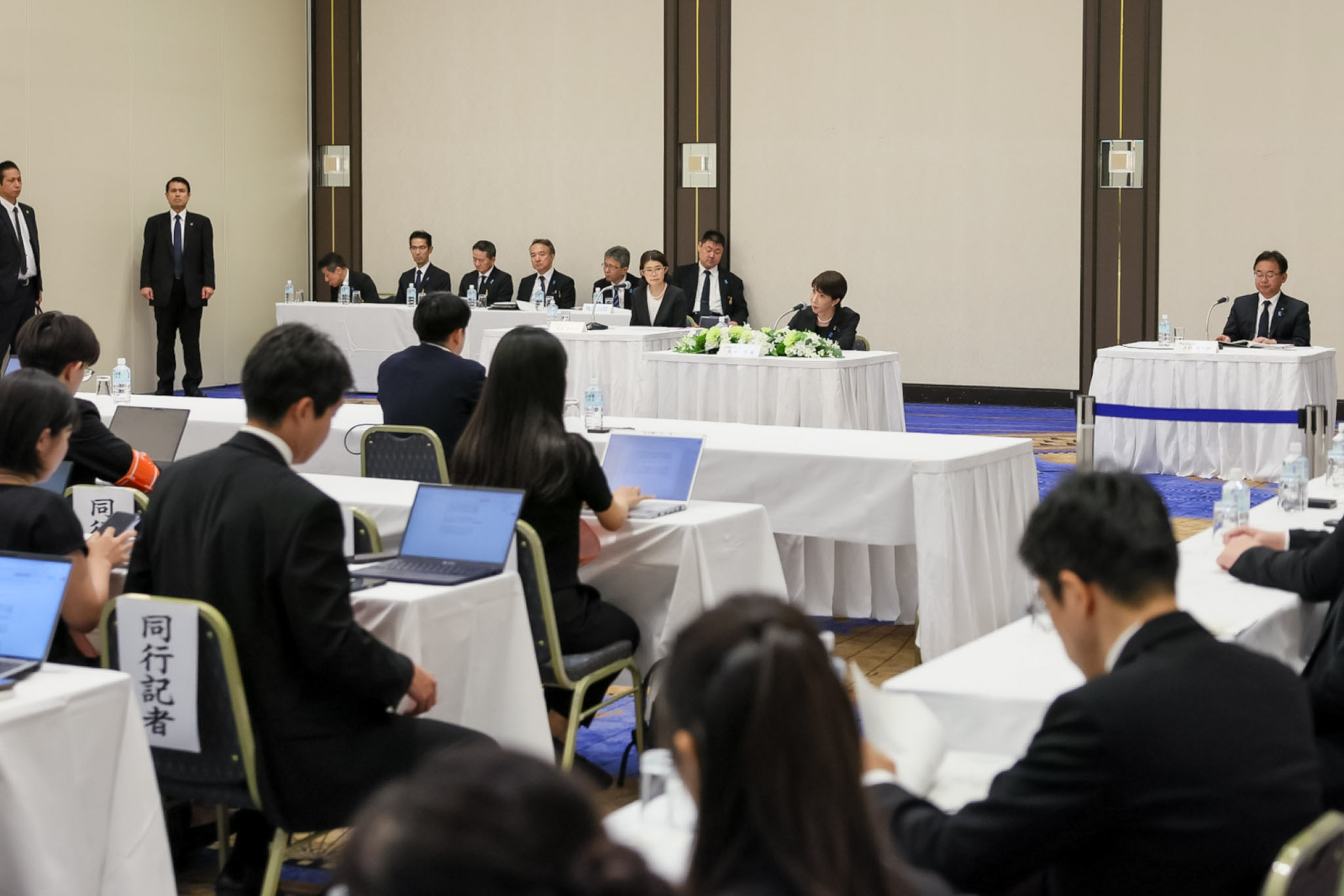 高市首相举行记者会2