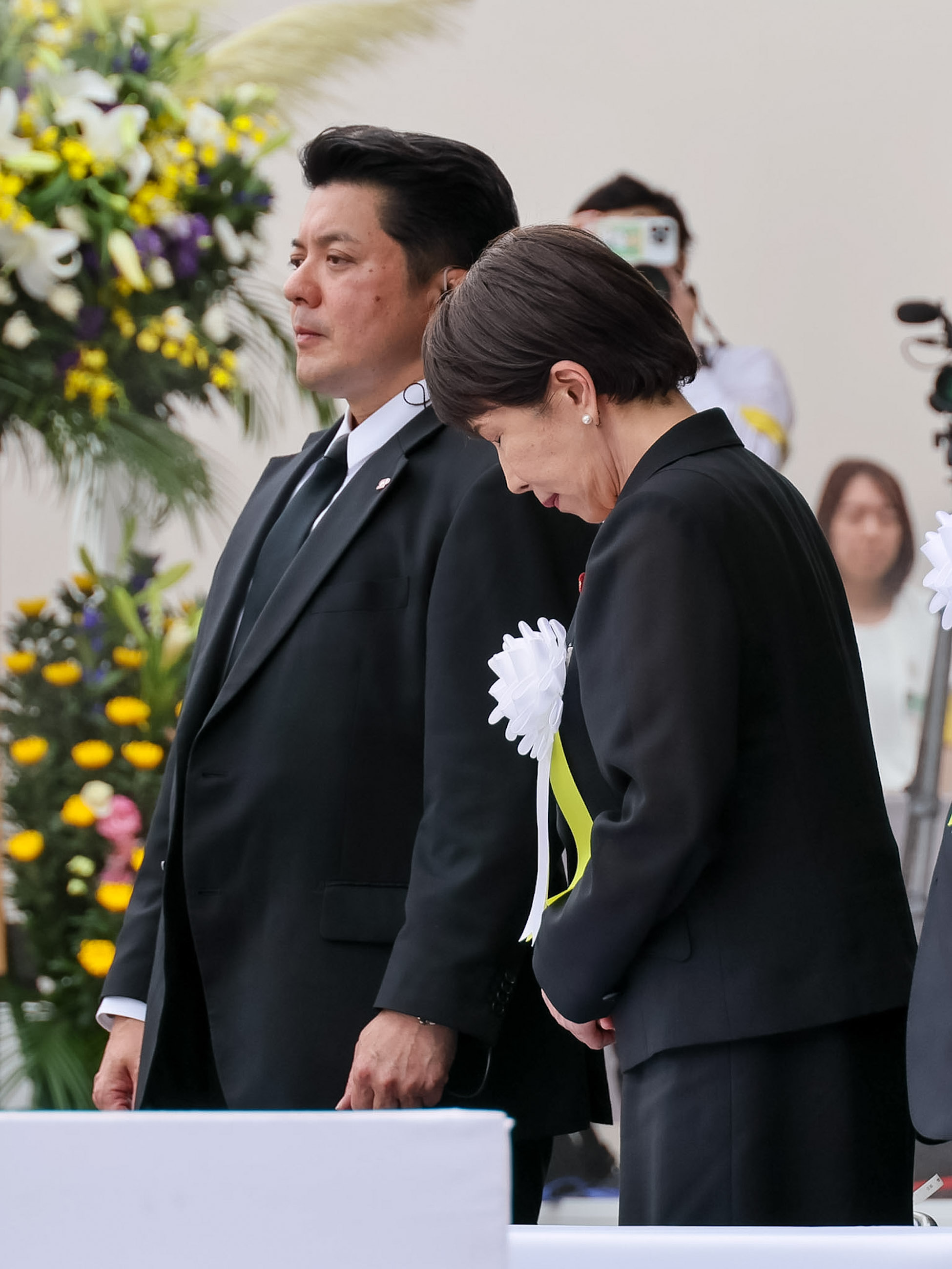 高市首相默哀1