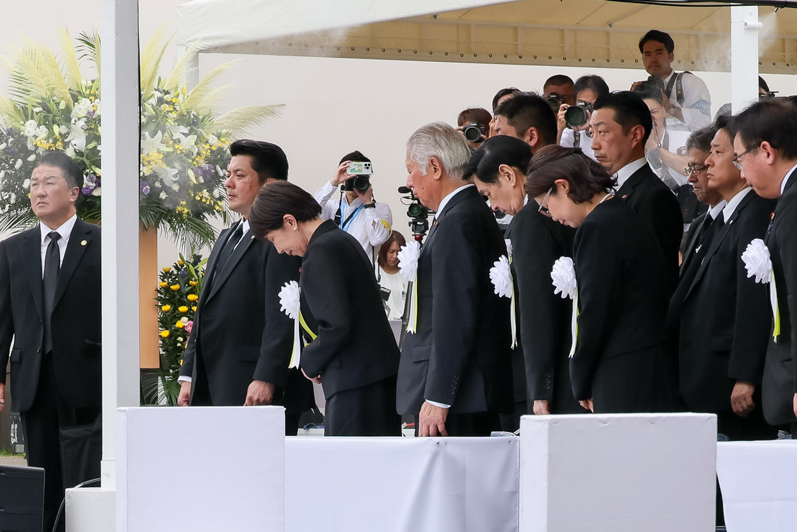 高市首相默哀2