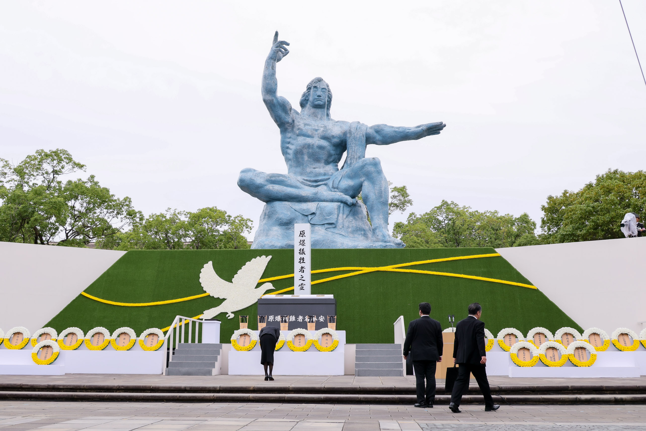 高市首相献花2