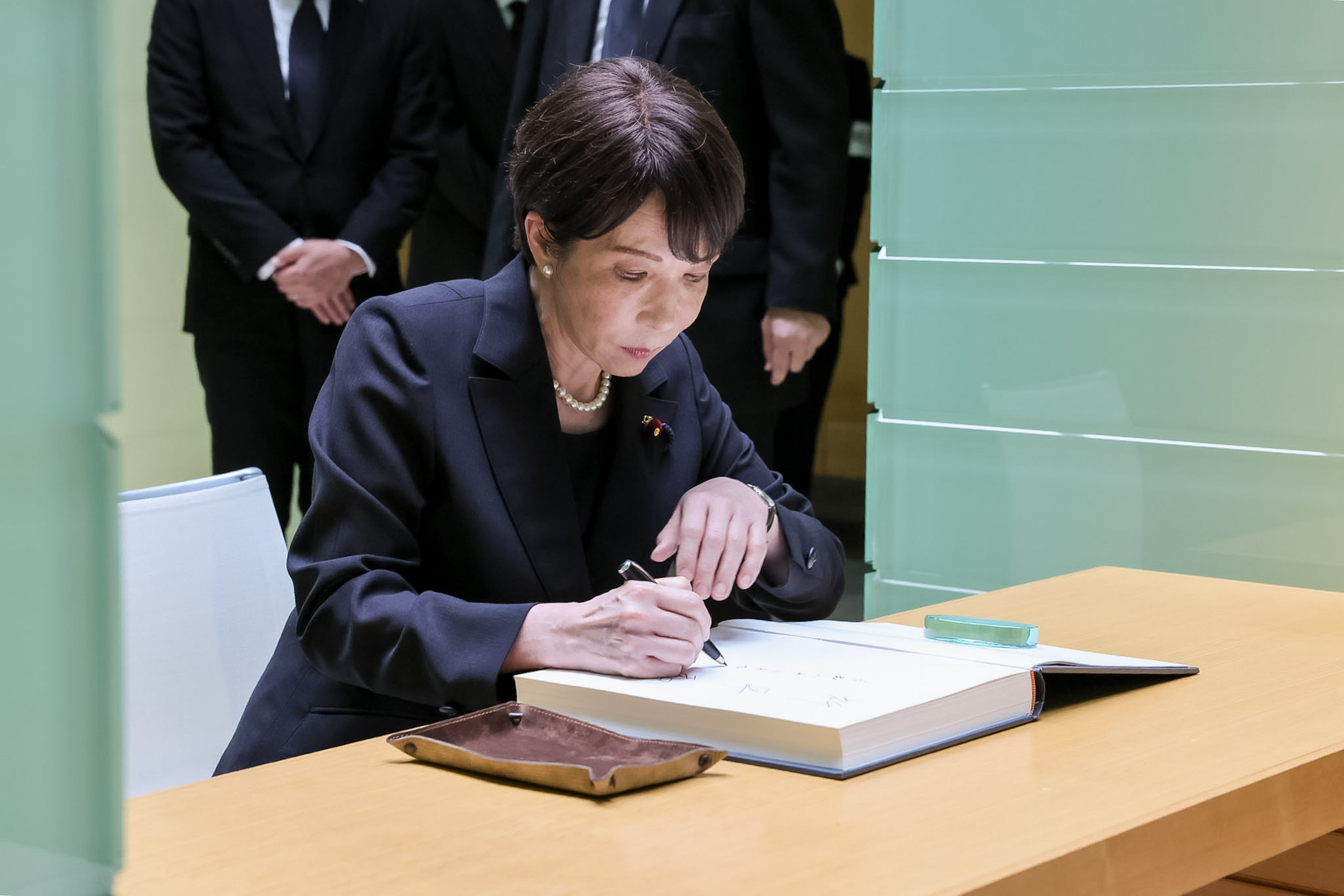 高市首相视察长崎原爆资料馆4